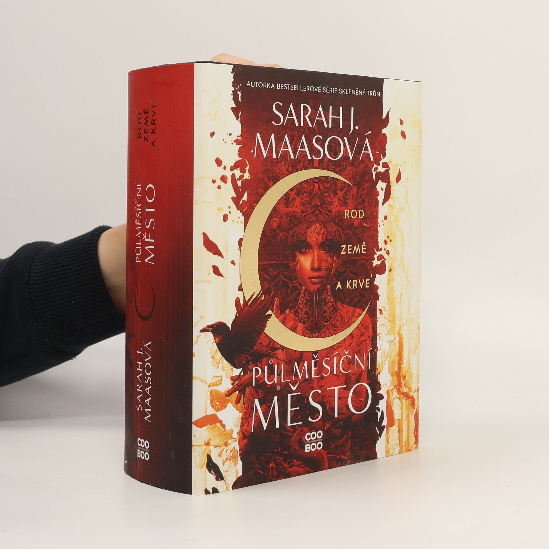 Sarah J. Maas Půlměsíční město. Rod země a krve