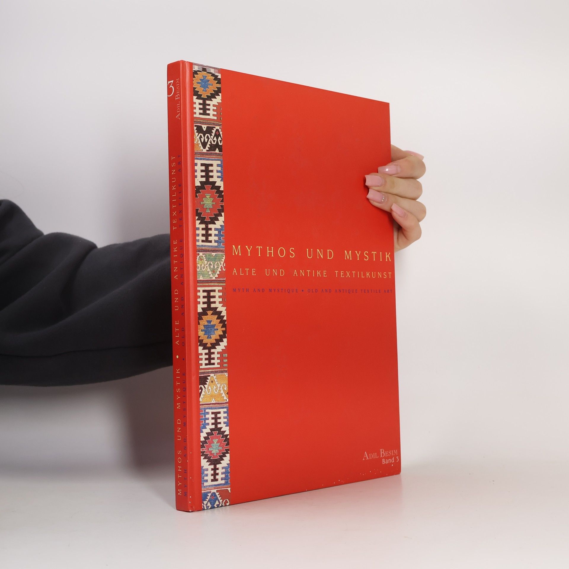 Adil Besim Mythos und Mystik: Alte und Antike Textilkunst