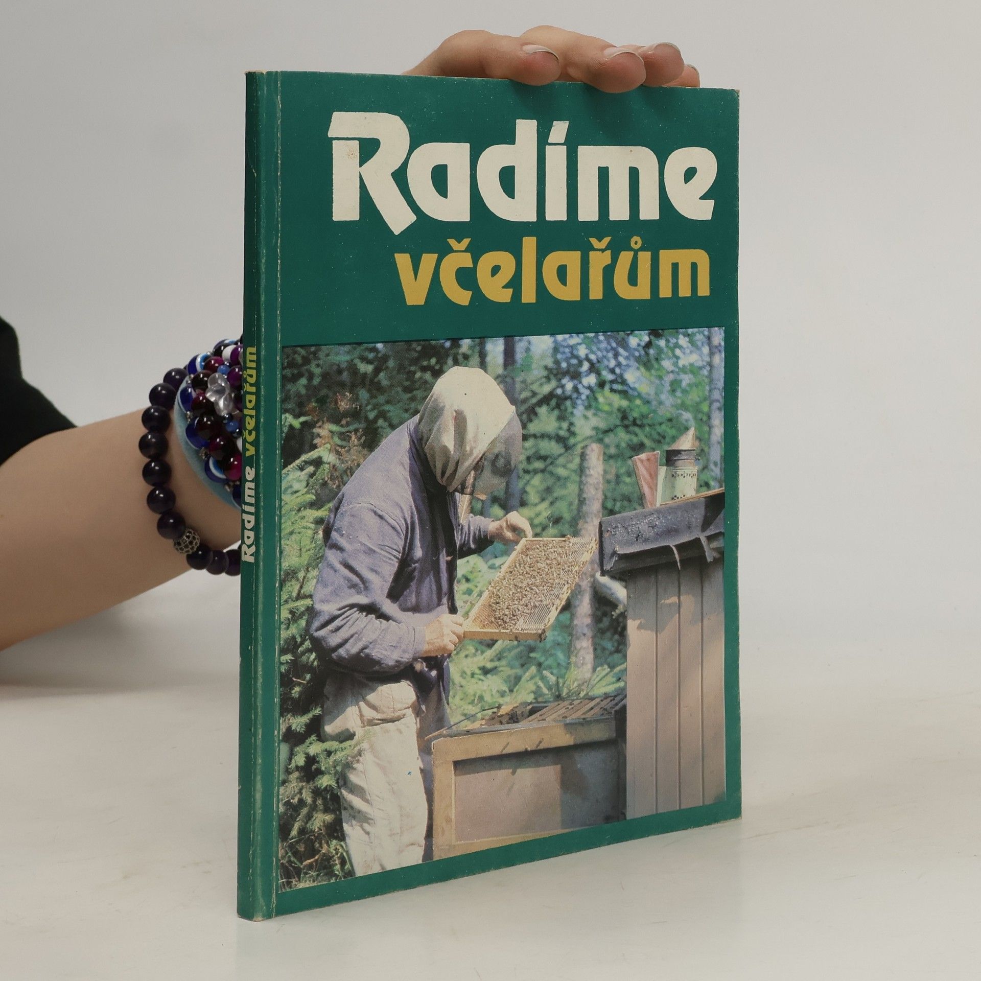Kolektív autorov Radíme včelařům