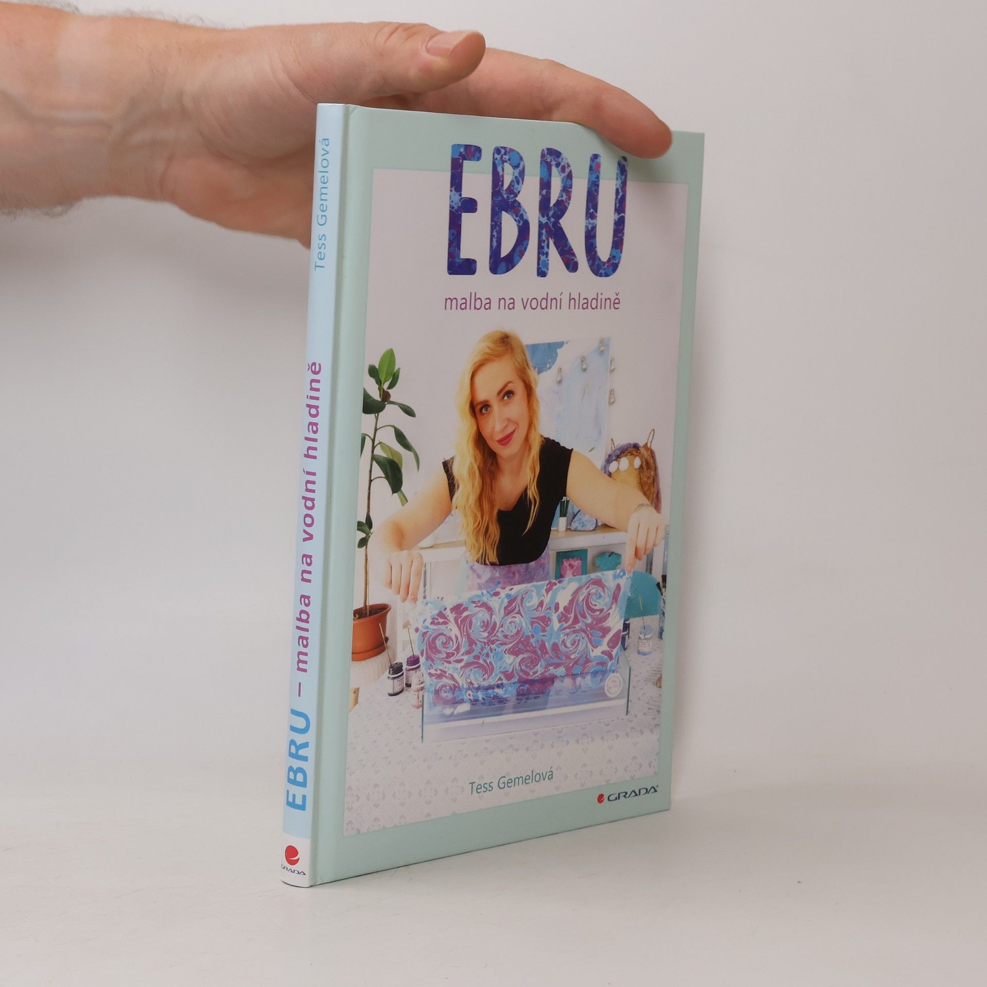 Tess Gemelová Ebru - malba na vodní hladině