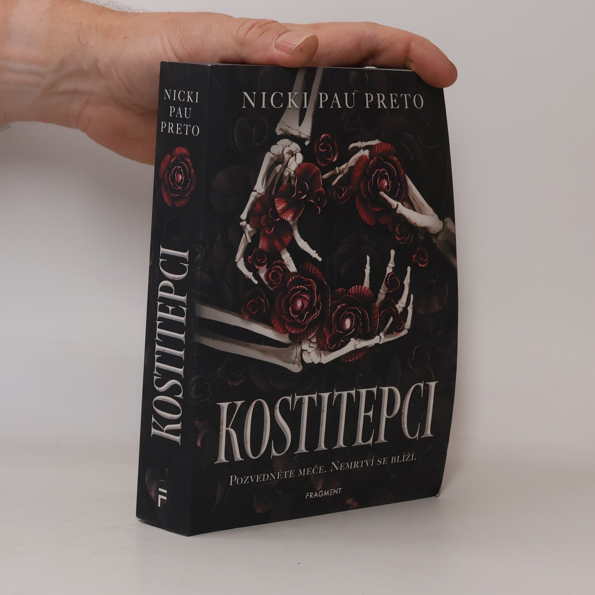Nicki Pau Preto Kostitepci