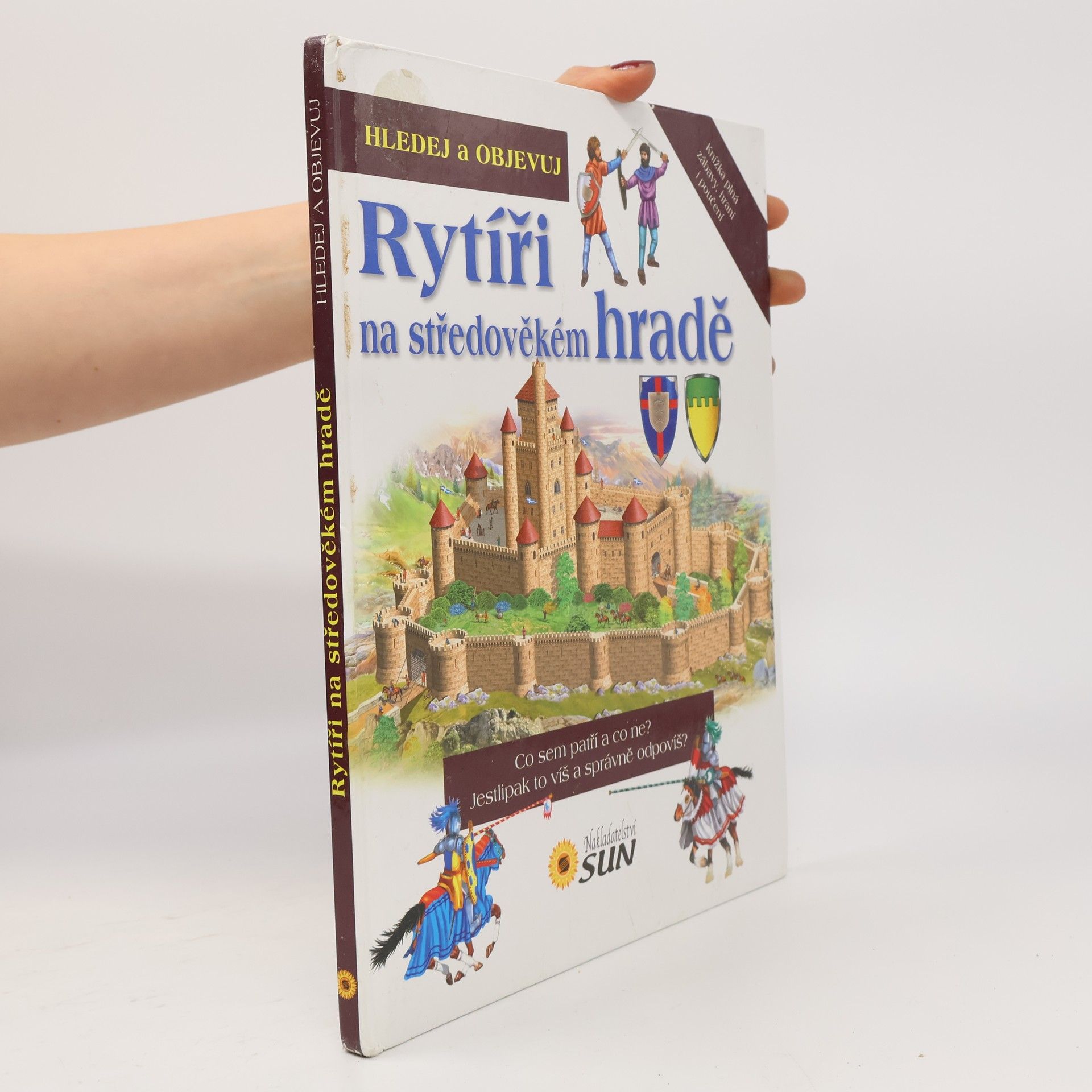 Francisca Valiente Rytíři na středověkém hradě