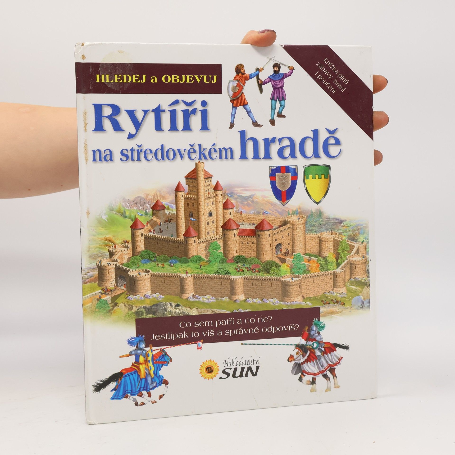 Francisca Valiente Rytíři na středověkém hradě