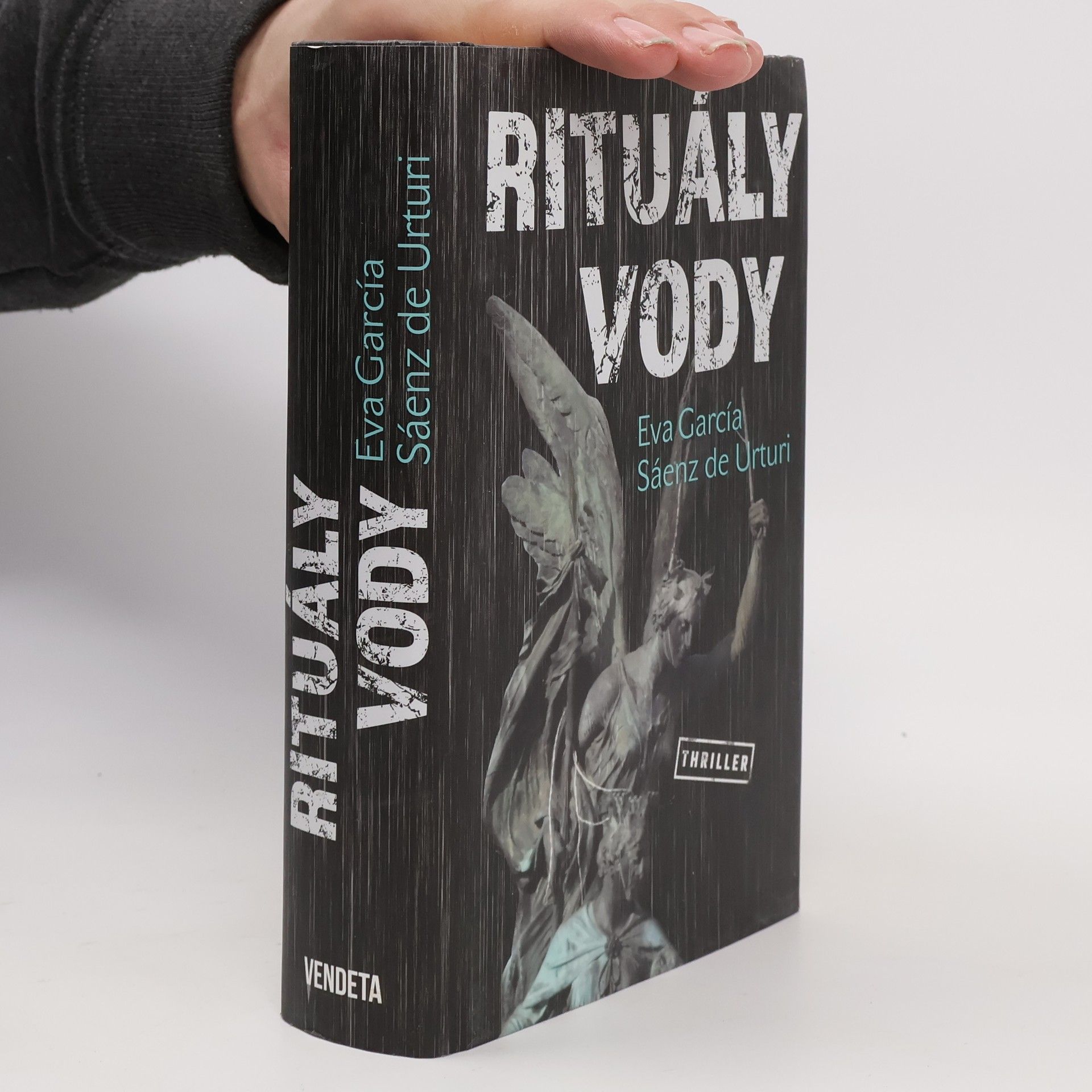 Eva García Sáenz de Urturi Rituály vody