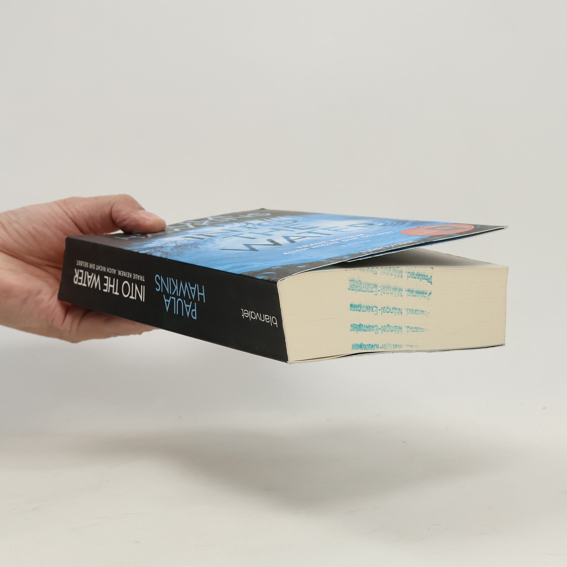 Paula Hawkins Into the Water