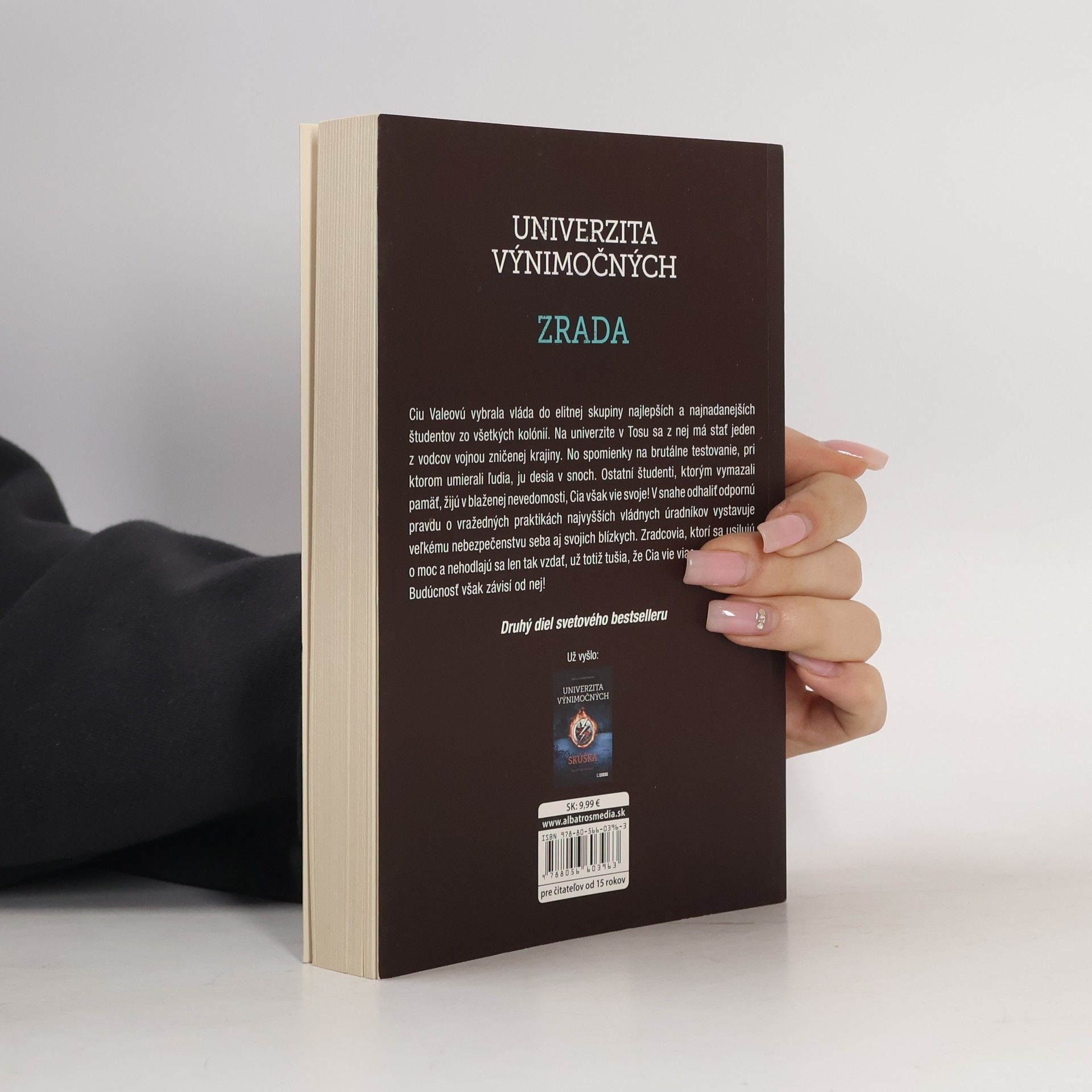 Joelle Charbonneau Univerzita výnimočných. Zrada