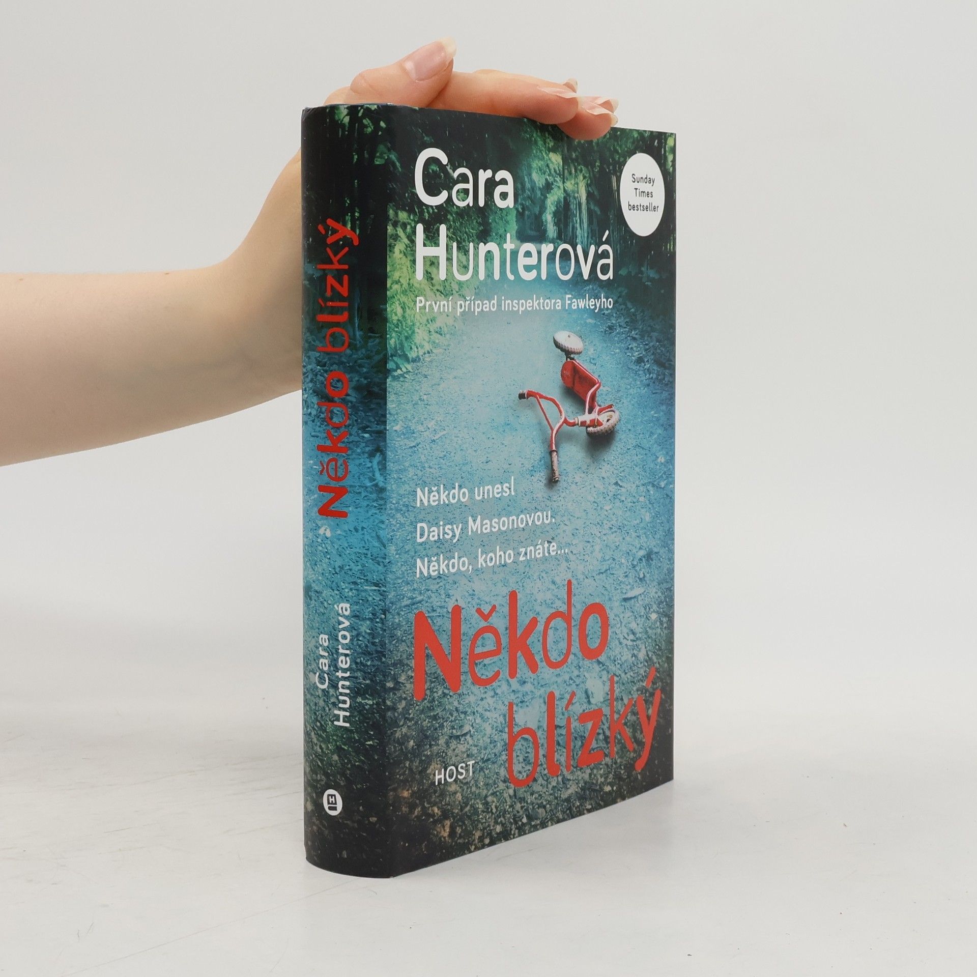 Někdo blízký. První případ inspektora Fawleyho