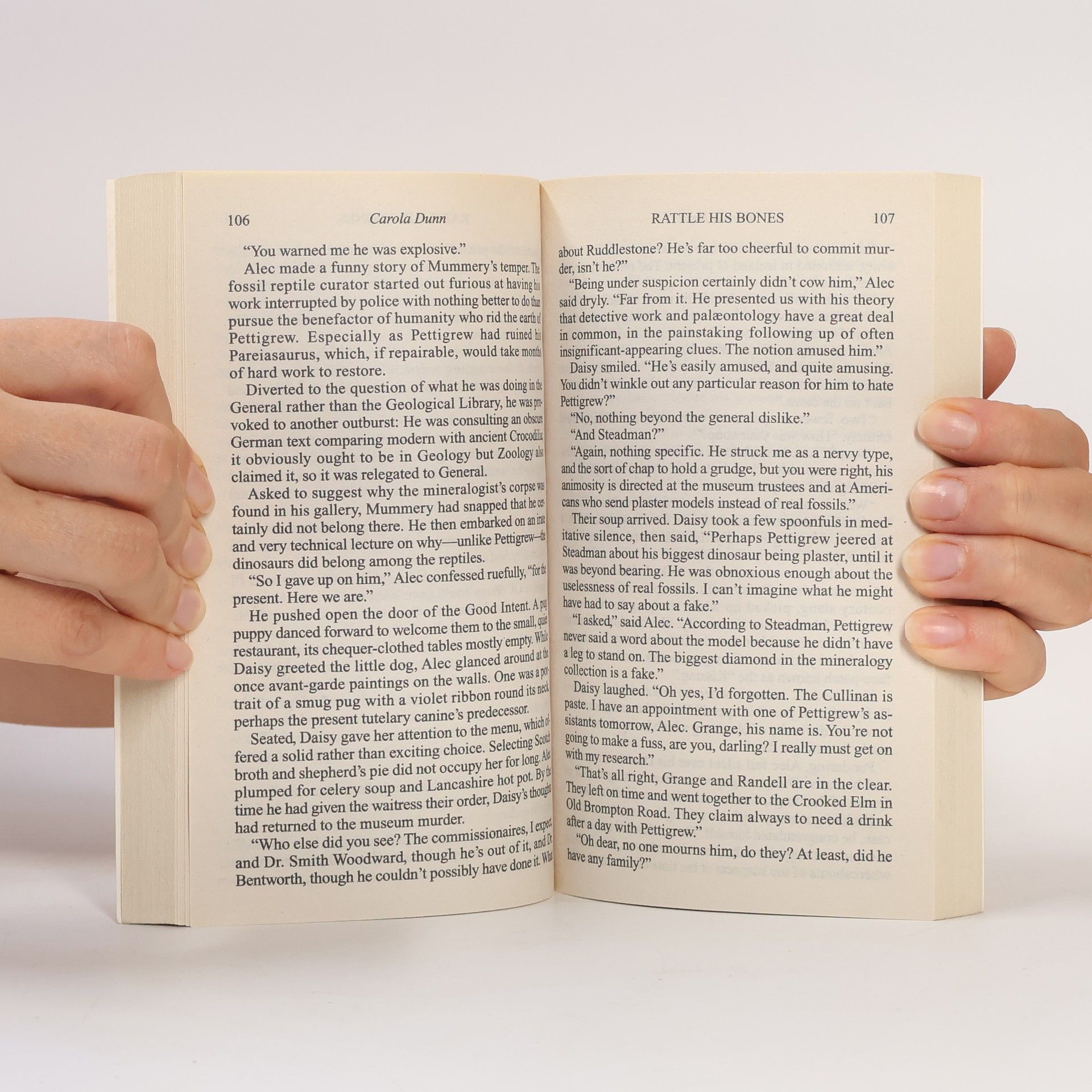 Carola Dunn A Daisy Dalrymple Mystery: Rattle His Bones