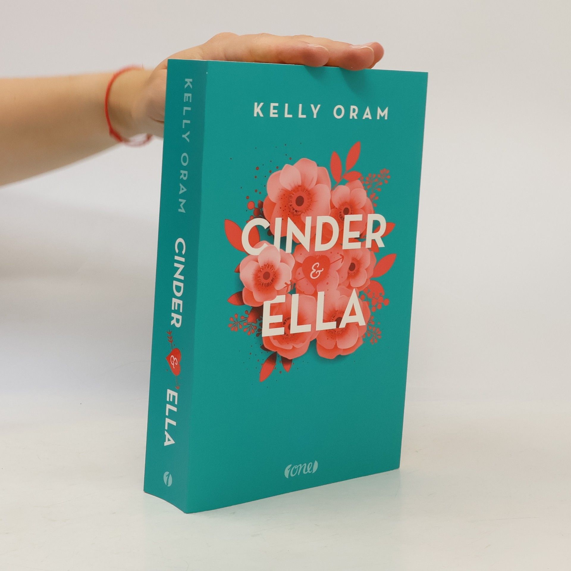 Kelly Oram Cinder & Ella 1