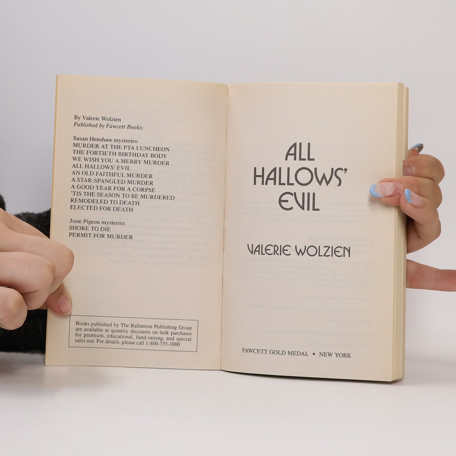 Valerie Wolzien Susan Henshaw Mystery: All Hallows' Evil