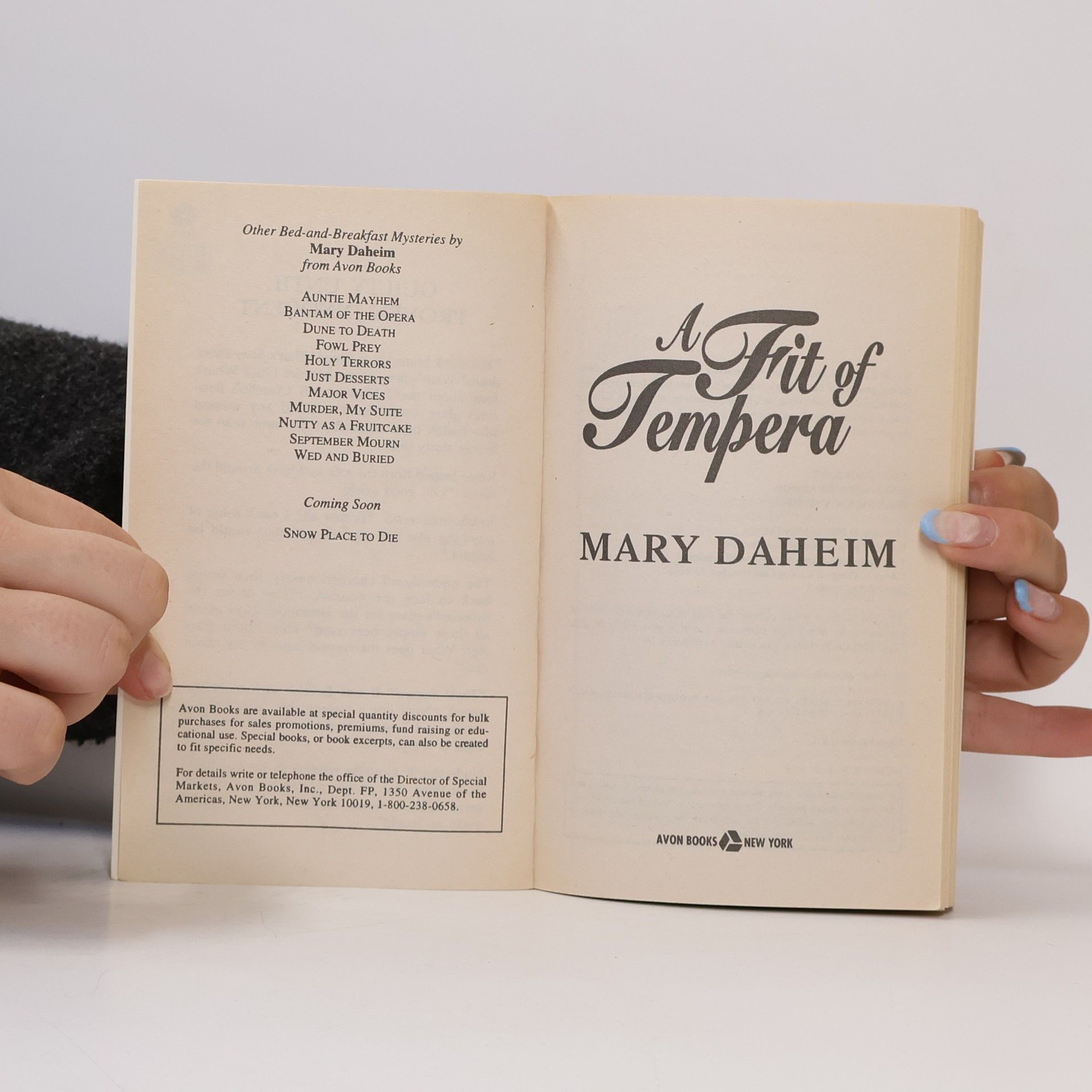 Mary Daheim Bed-And-Breakfast Mysteries: A Fit of Tempera