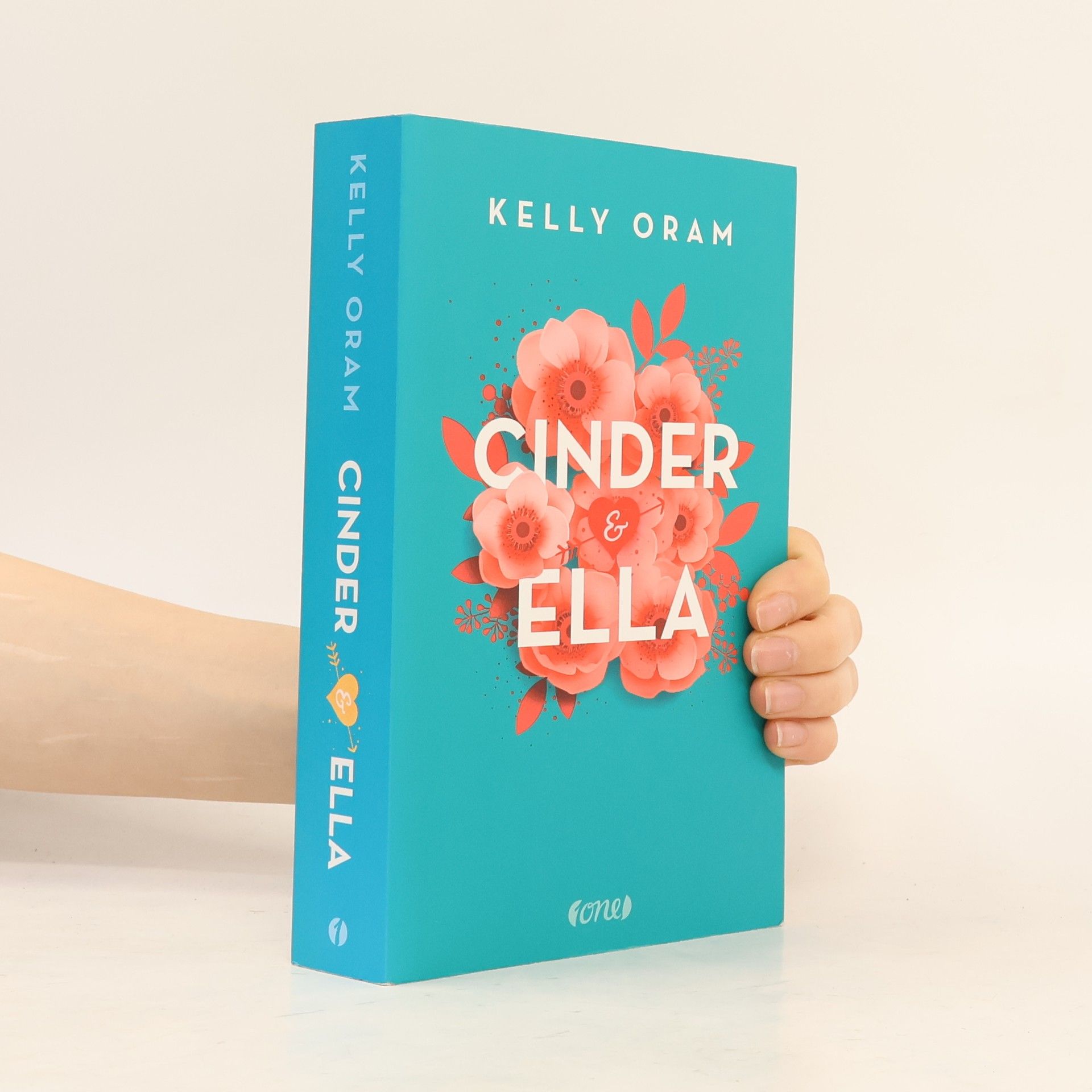 Kelly Oram Cinder & Ella 1