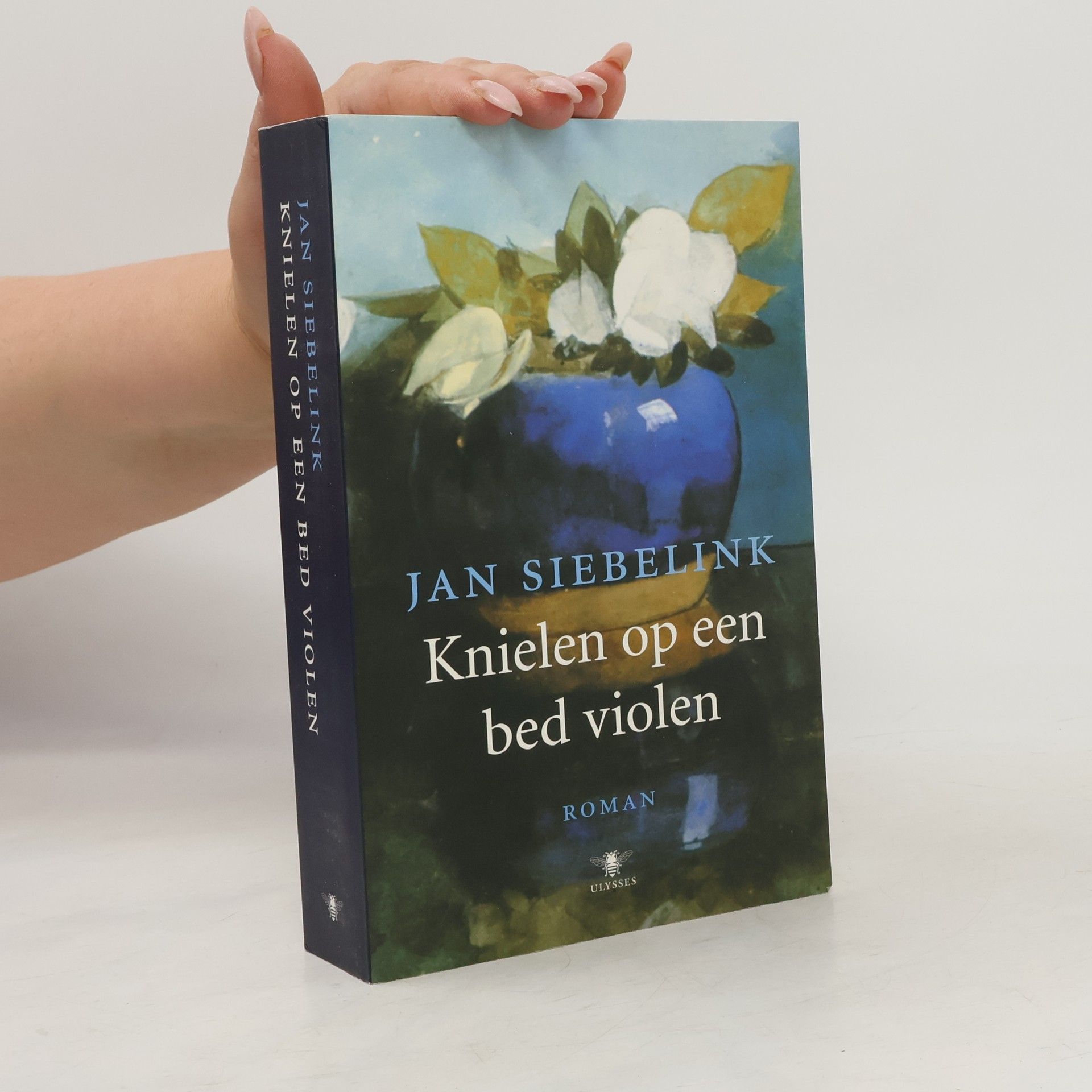 Jan Siebelink Knielen op een bed violen