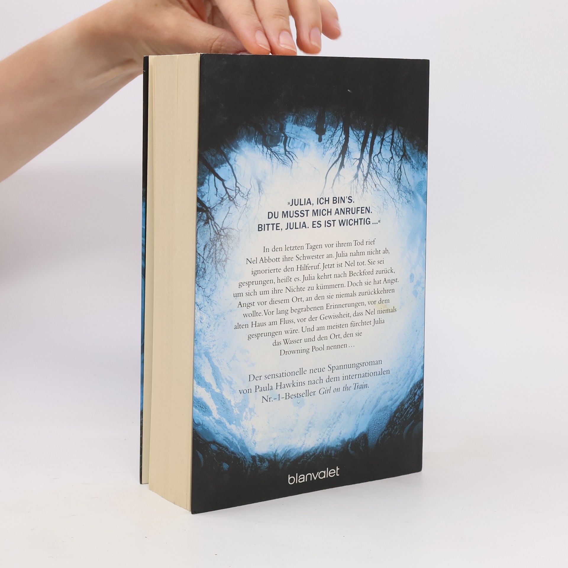 Paula Hawkins Into the Water