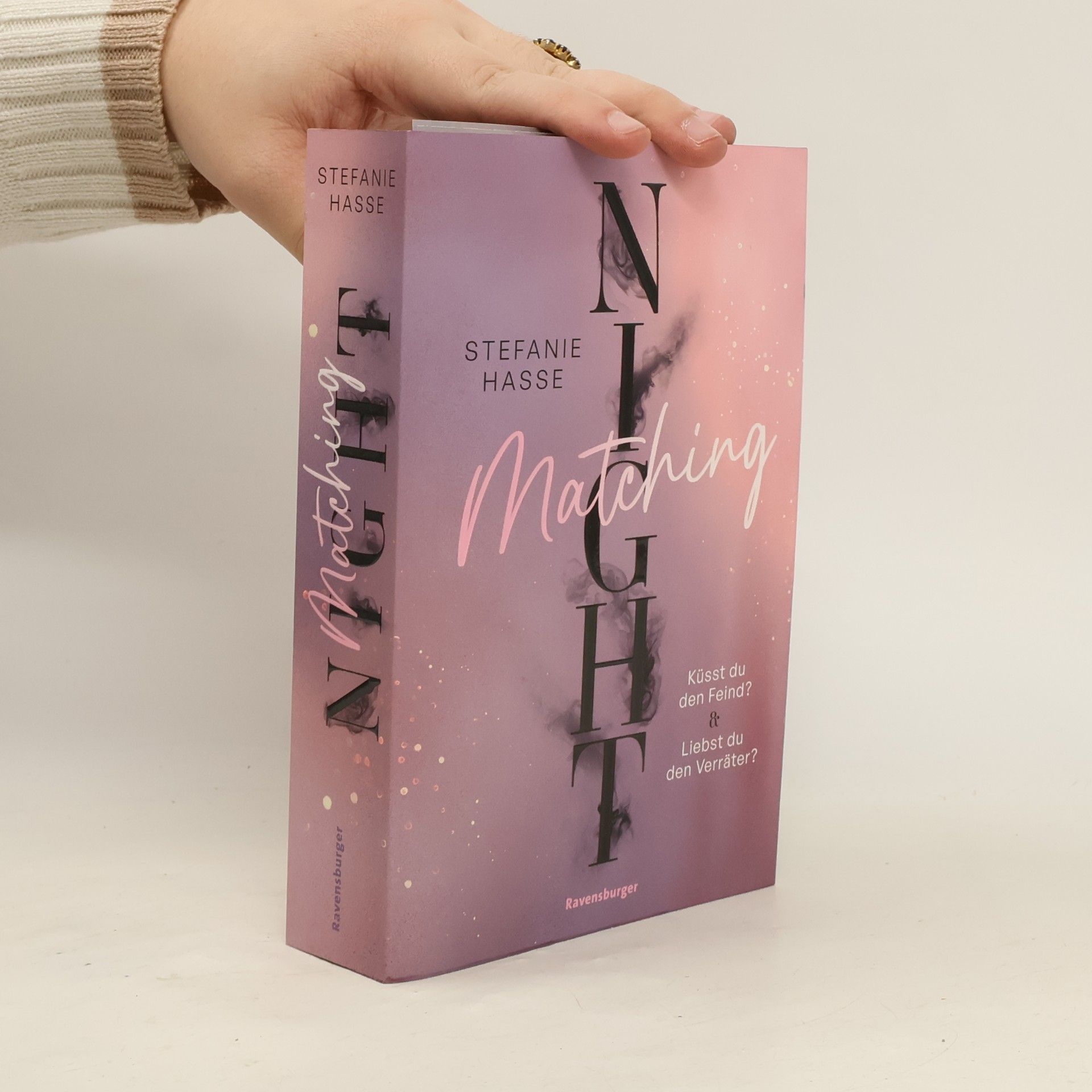 Stefanie Hasse Matching Night, Band 1 & 2: Küsst du den Feind? & Liebst du den Verräter? (Limitierte Ausgabe mit Farbschnitt Doppelband New Adult Romantic Suspense 1. Platz beim Lovelybooks Community Award)