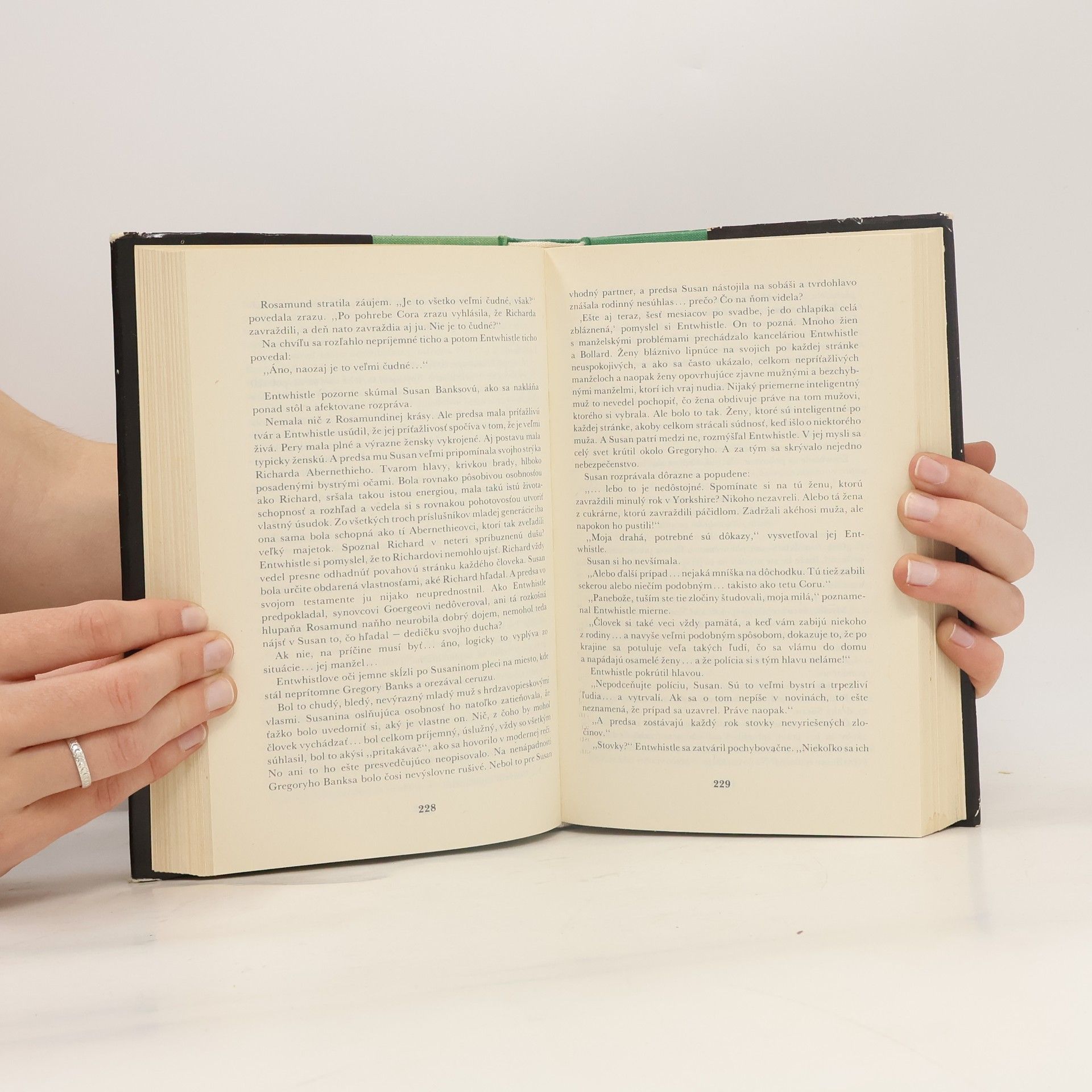 Agatha Christie Zlo pod slnkom. Po pohrebe. Mačka medzi holubmi