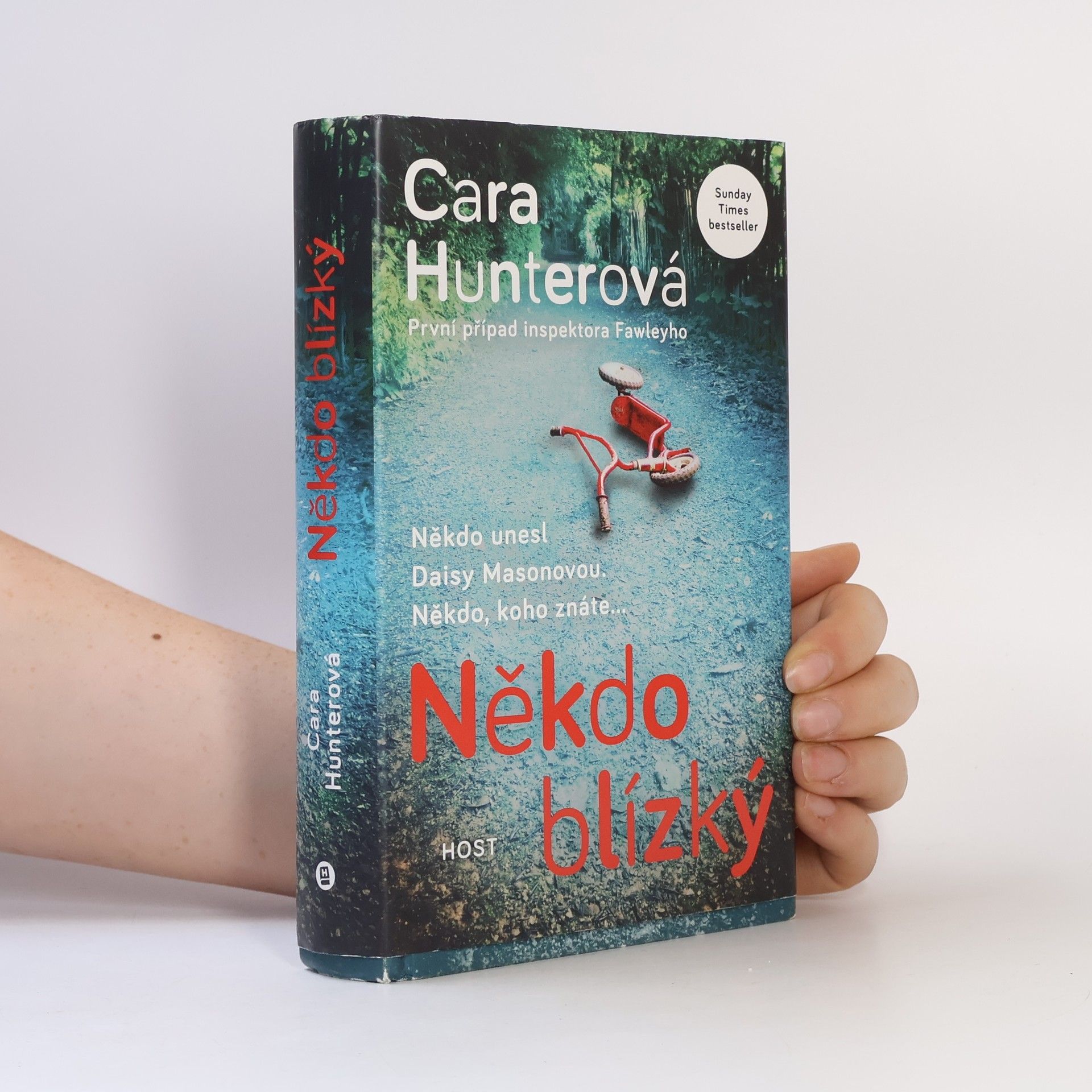 Cara Hunter Někdo blízký. První případ inspektora Fawleyho
