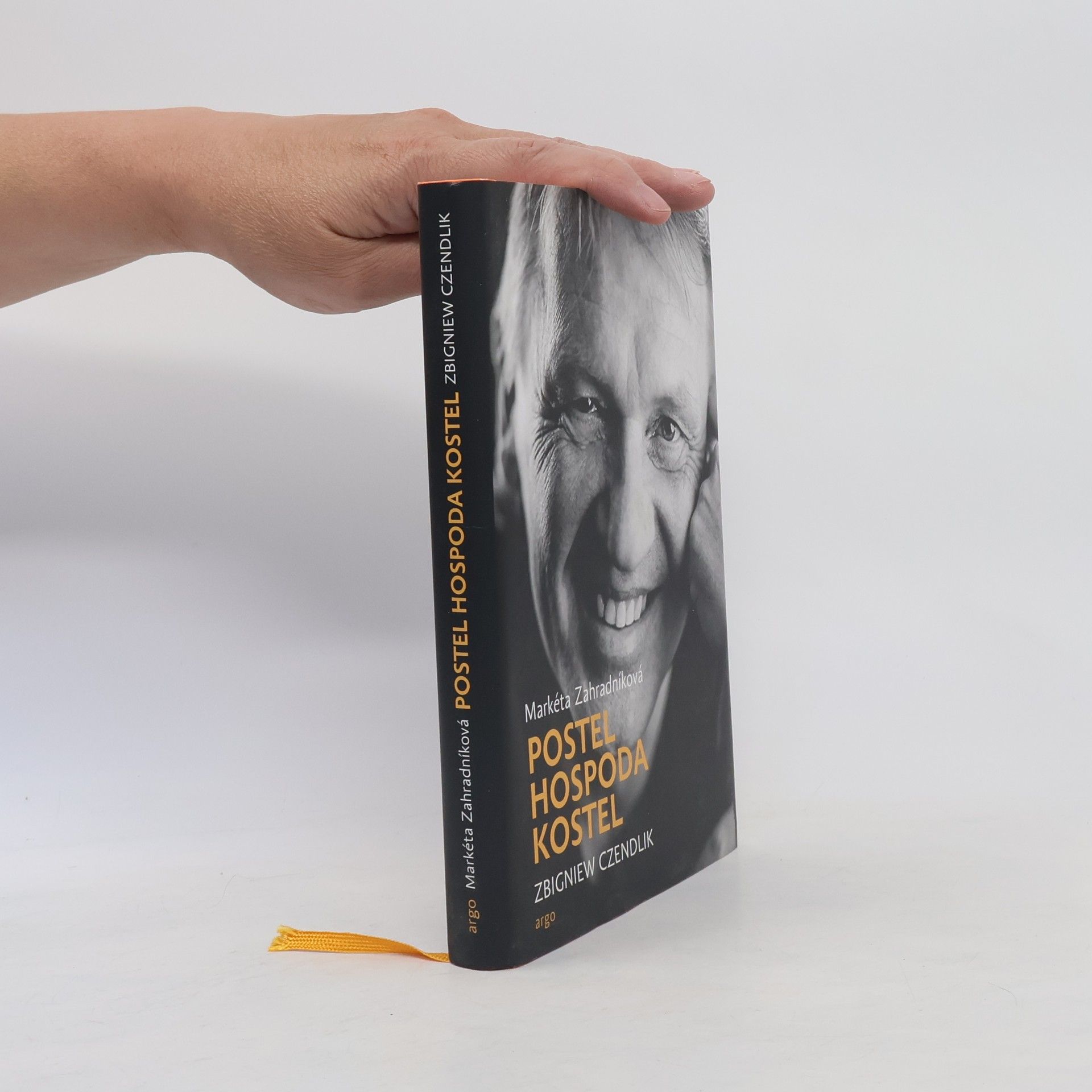 Zbigniew Czendlik Postel, hospoda, kostel
