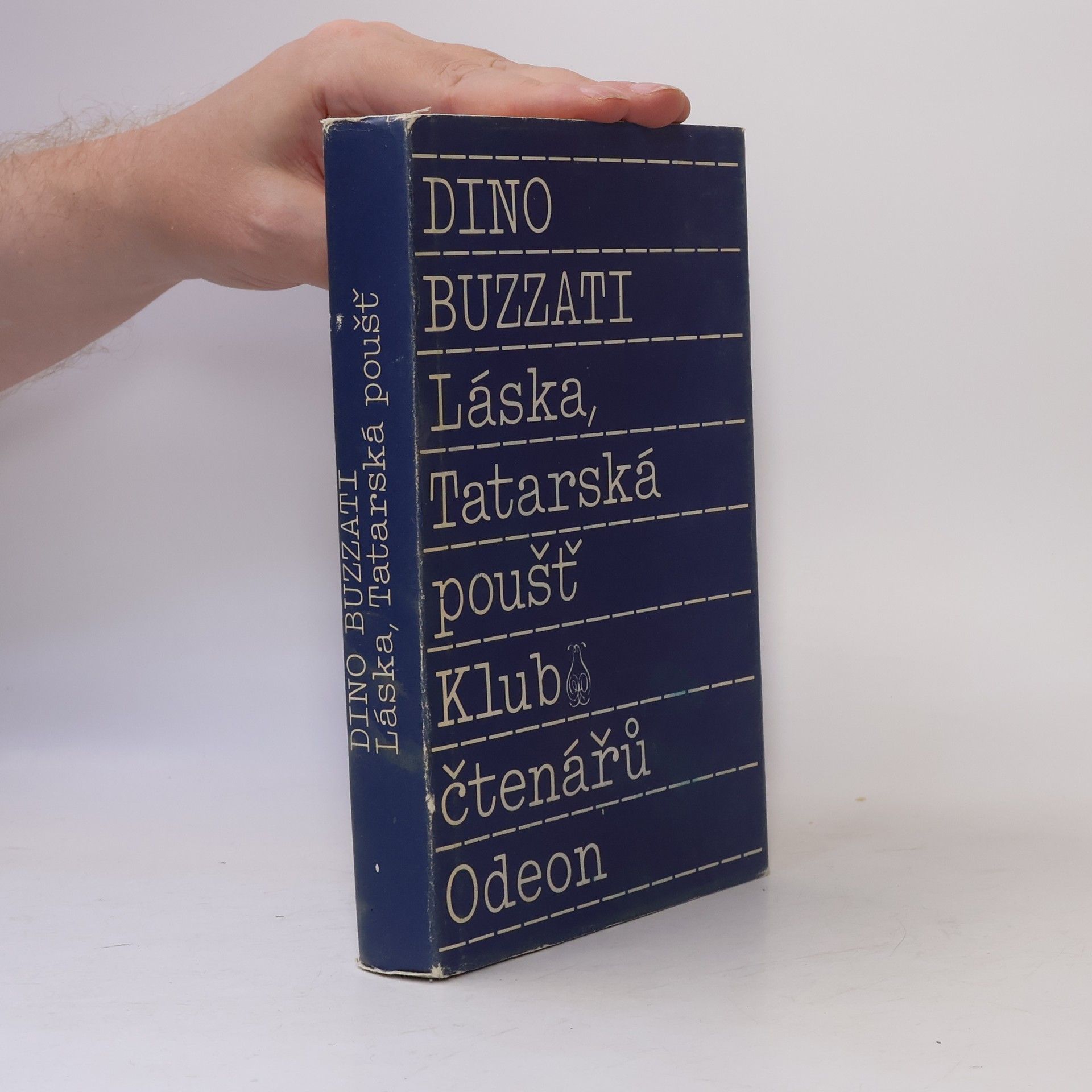 Dino Buzzati Láska.Tatarská poušť