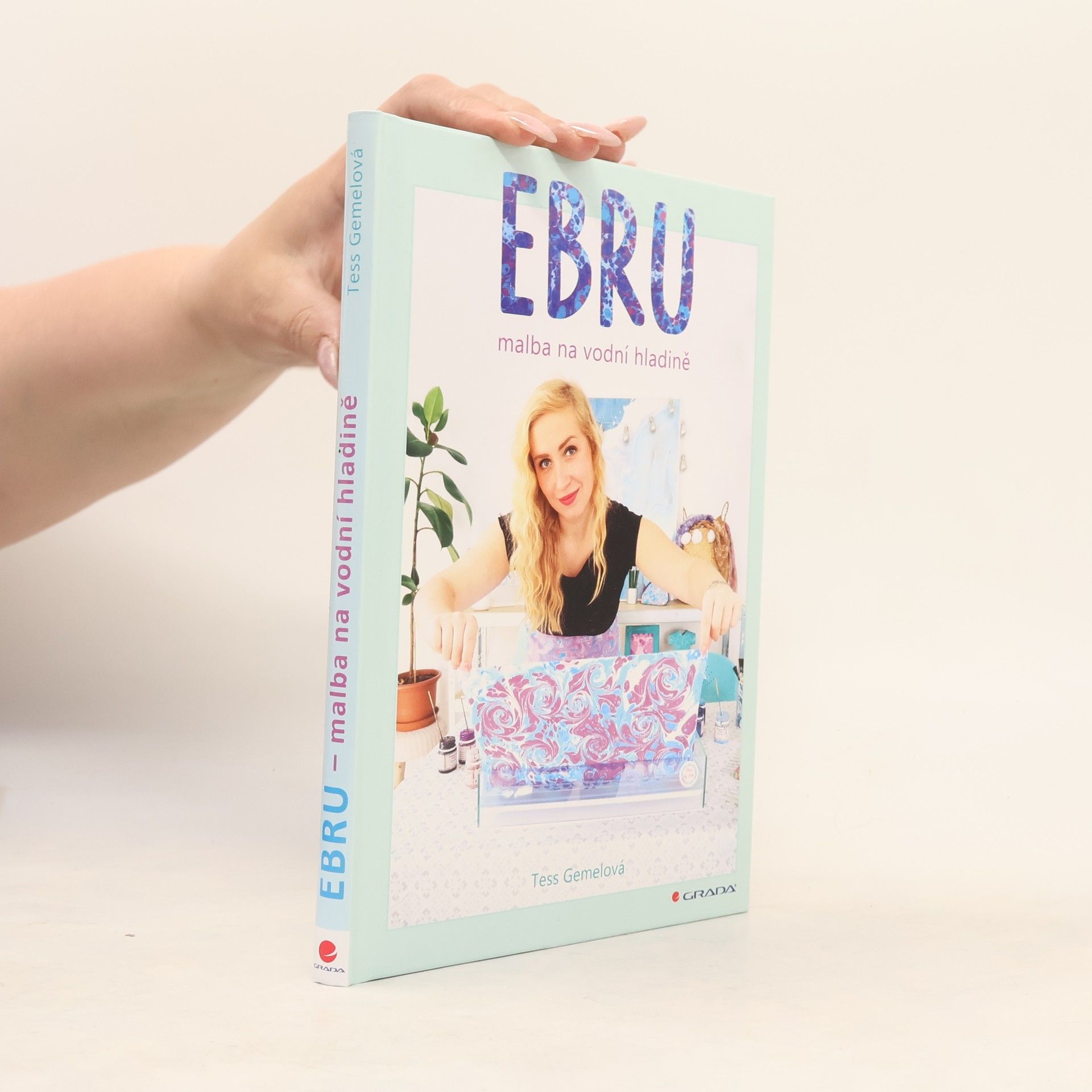 Tess Gemelová Ebru - malba na vodní hladině