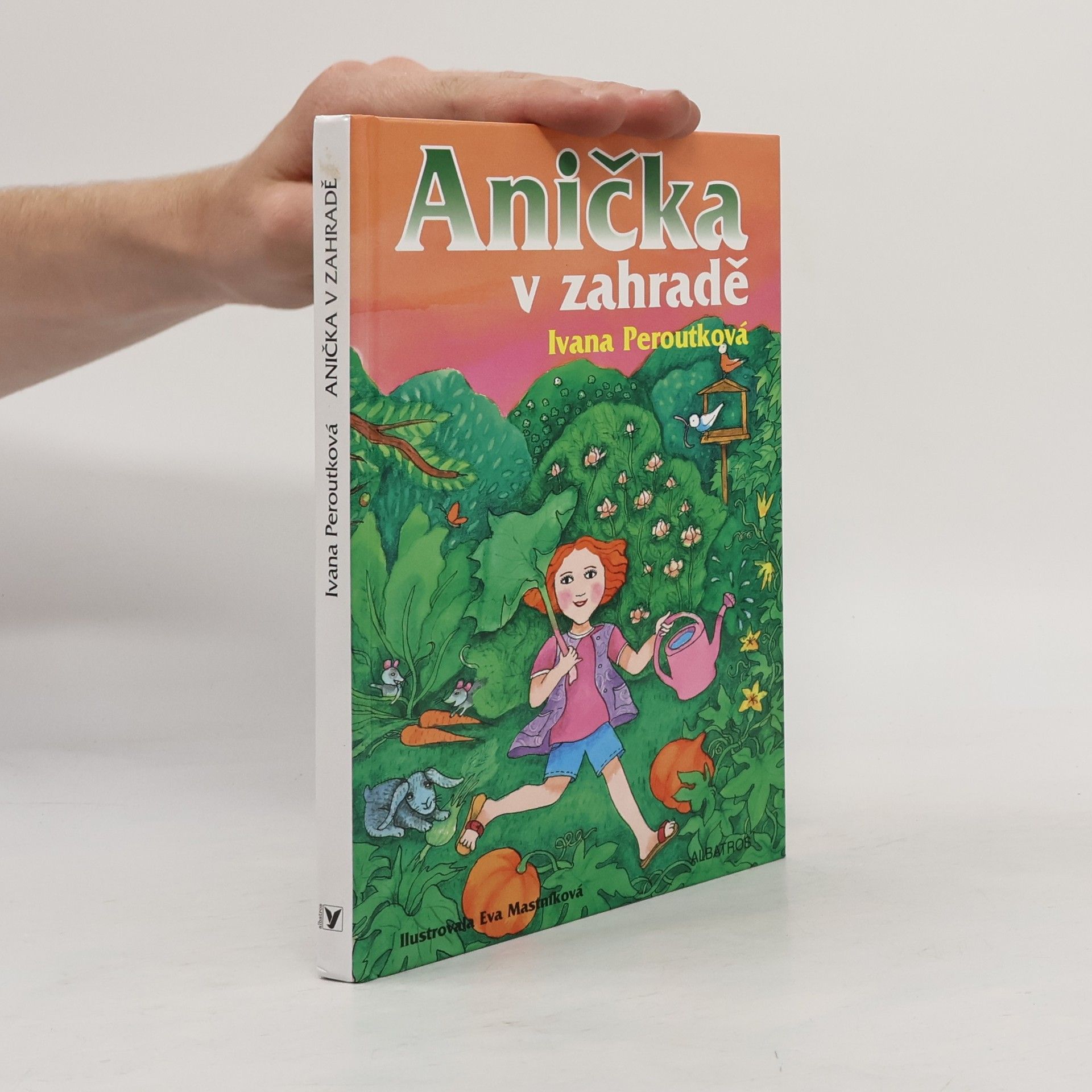 Peroutková Ivana Anička v zahradě