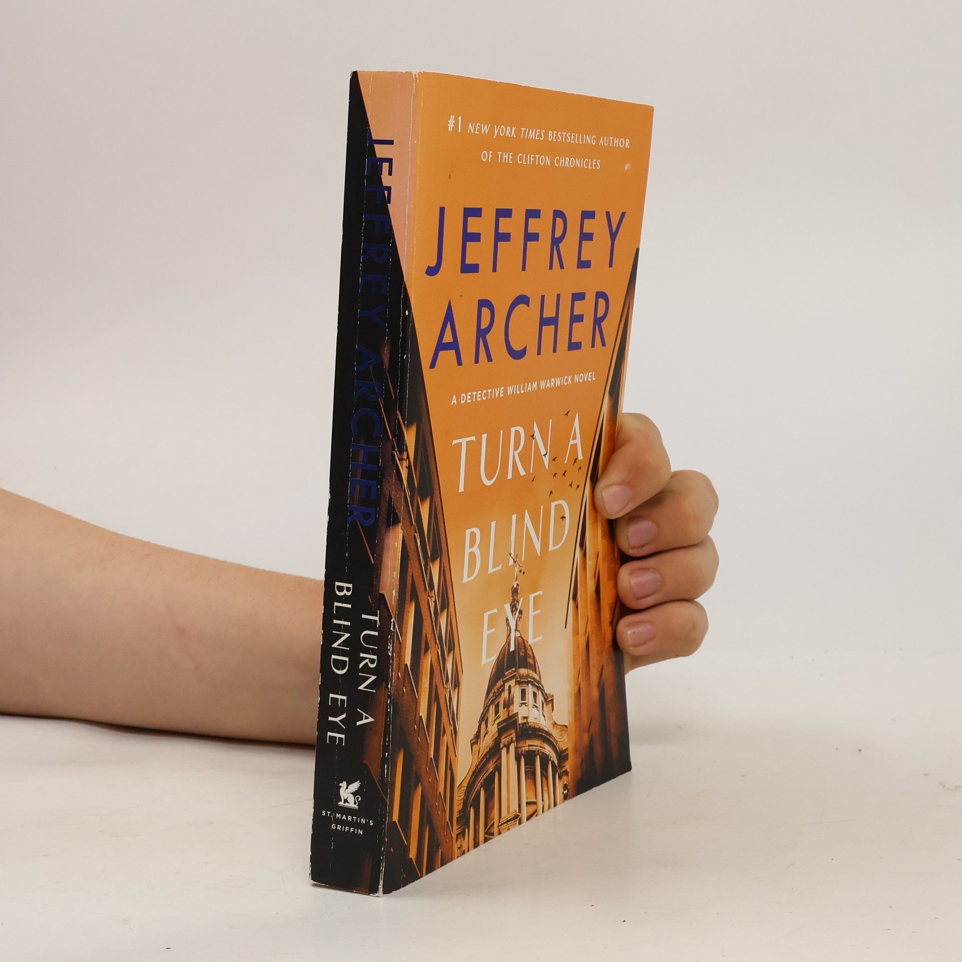 Jeffrey Archer Turn a Blind Eye: A Detective William Warwick Novel