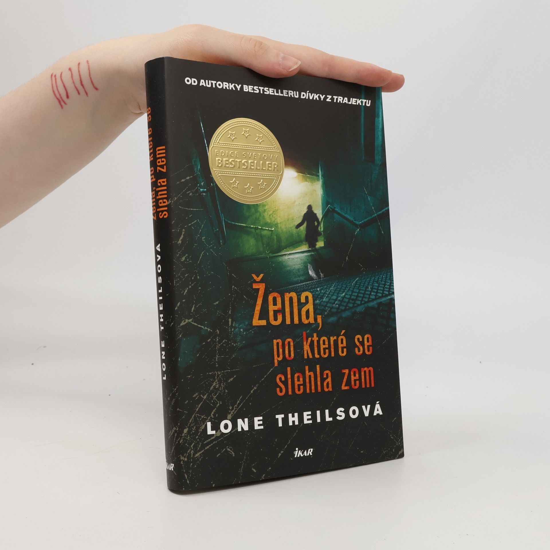 Lone Theils Žena, po které se slehla zem