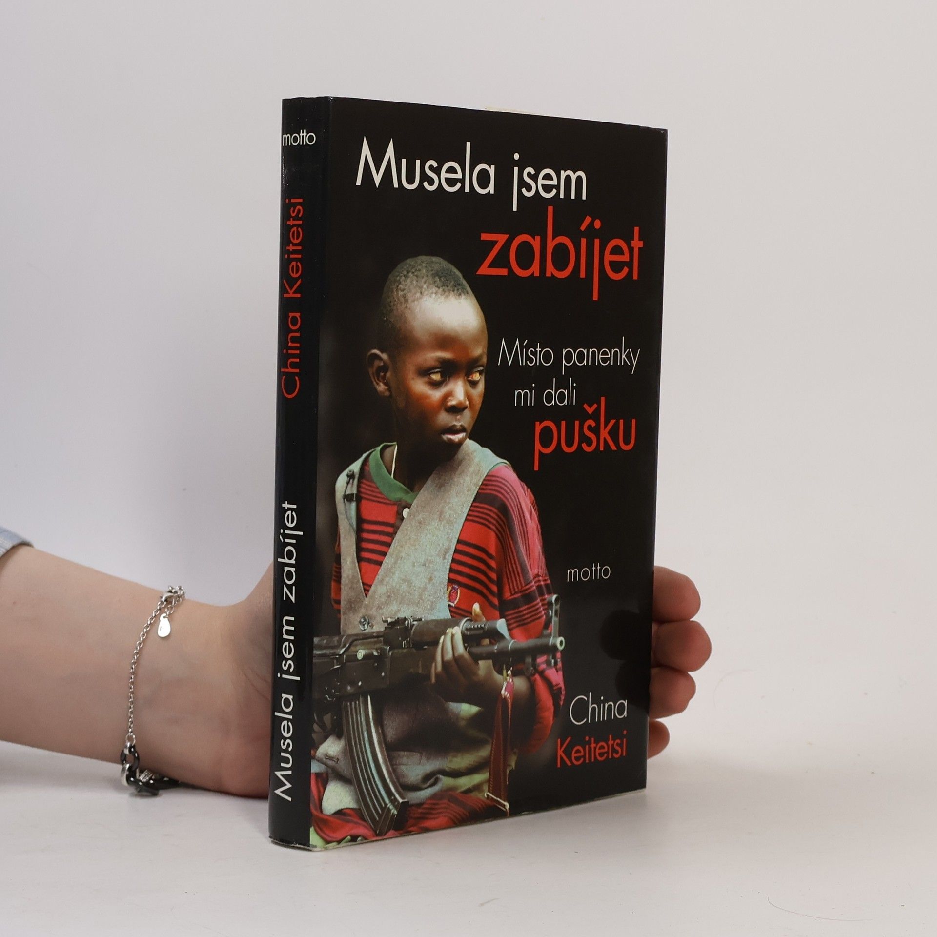 China Keitetsi Musela jsem zabíjet: Místo panenky mi dali pušku