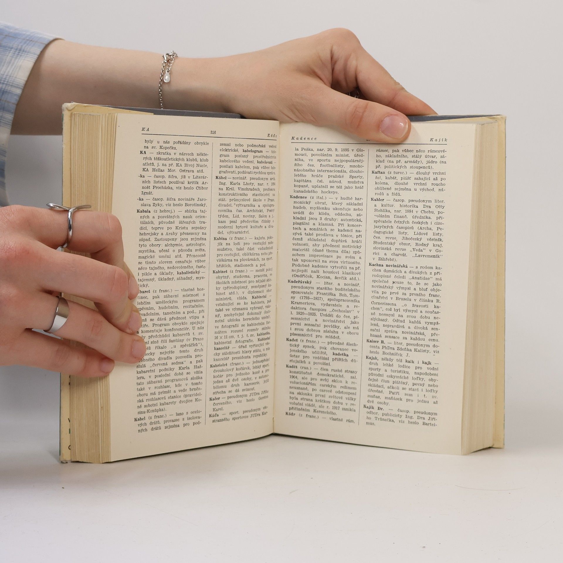 Karel Tauš Slovník cizích slov, zkratek, novinářských šifer, pseudonymů a časopisů pro čtenáře novin
