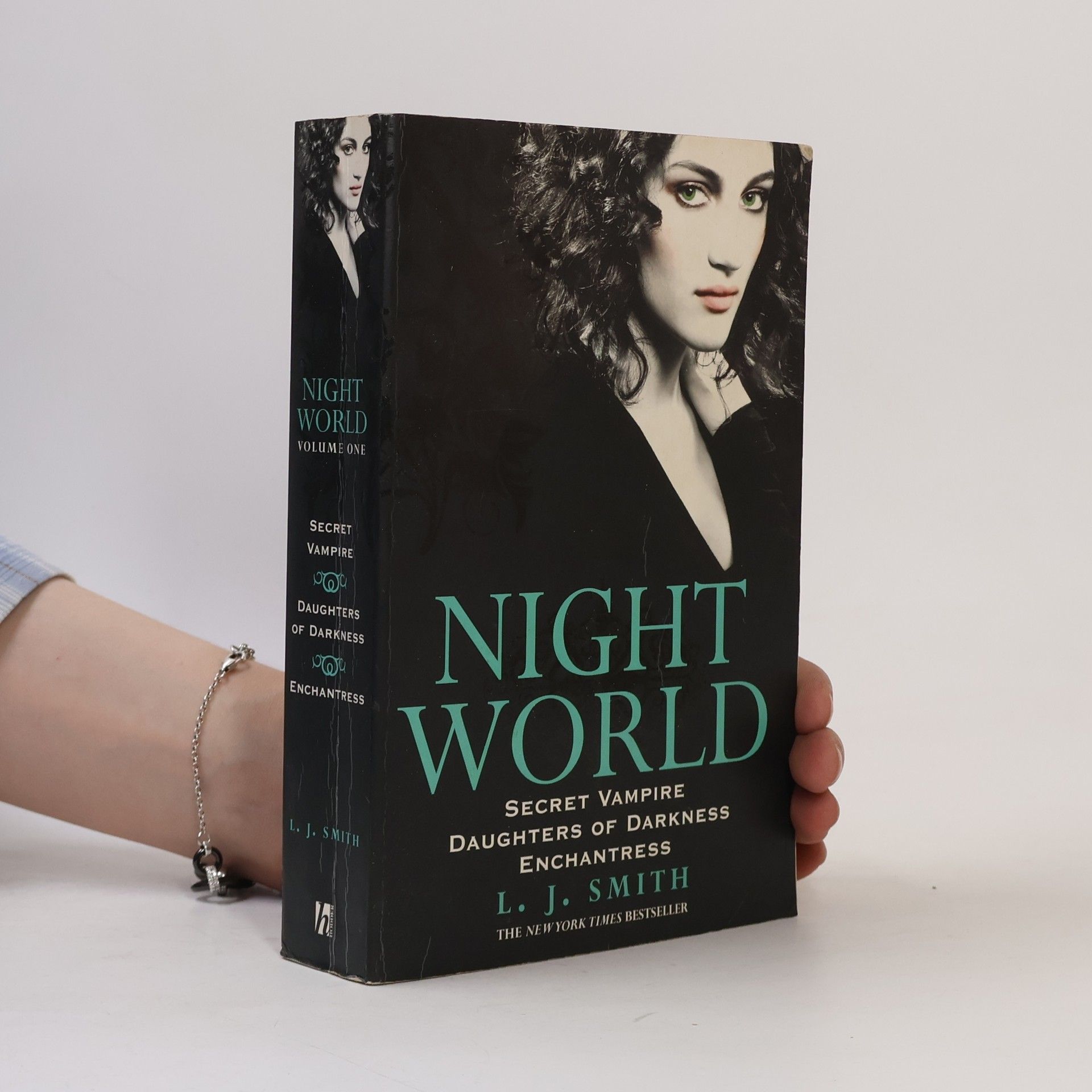 L. J. Smith Night world 1: Secret vampire Daughters of darkness Enchantress