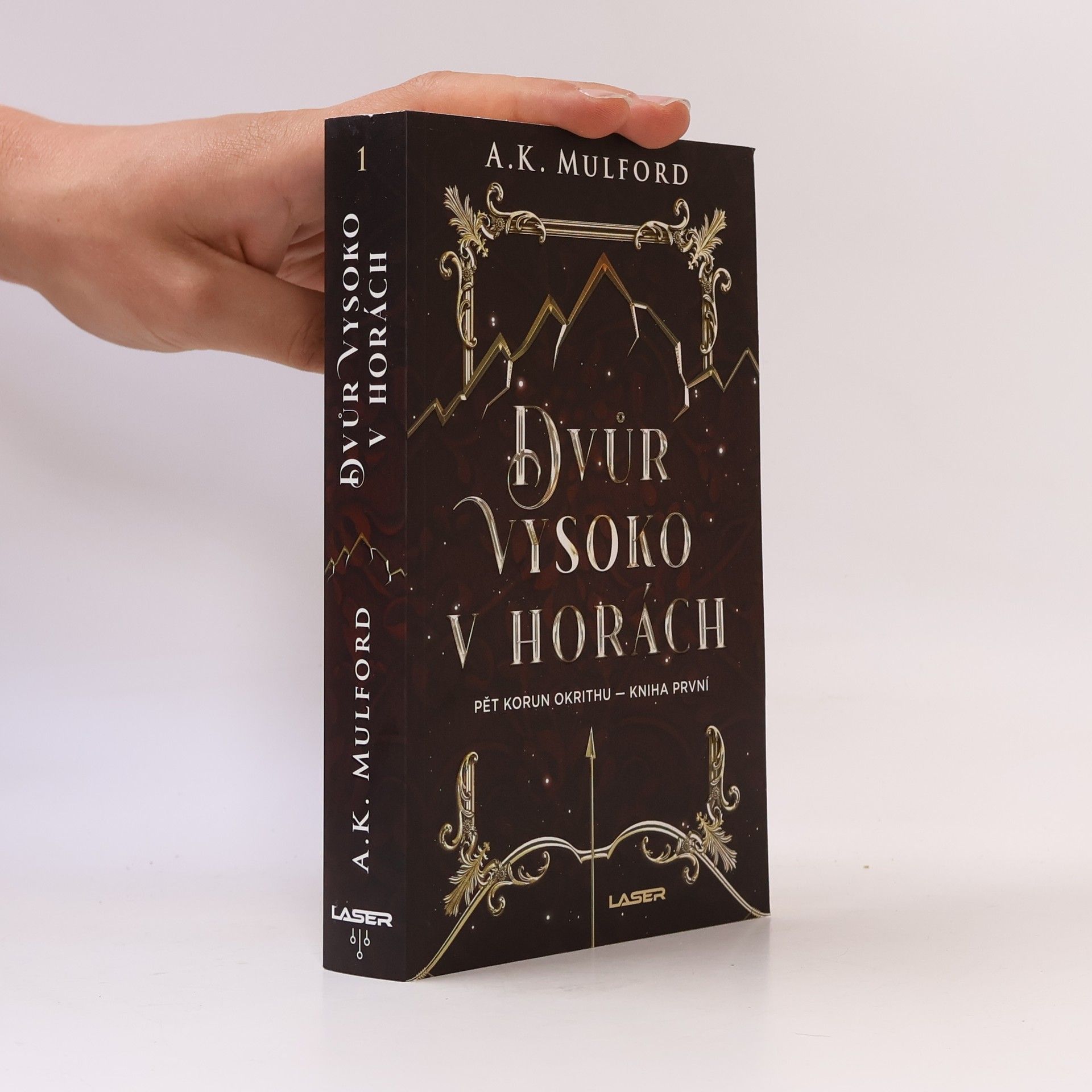 A. K. Mulford Dvůr vysoko v horách
