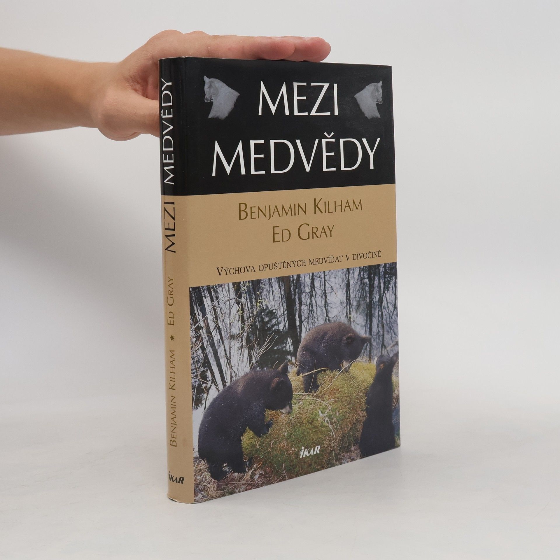 Ed Gray Mezi medvědy. Výchova opuštěných medvíďat v divočině