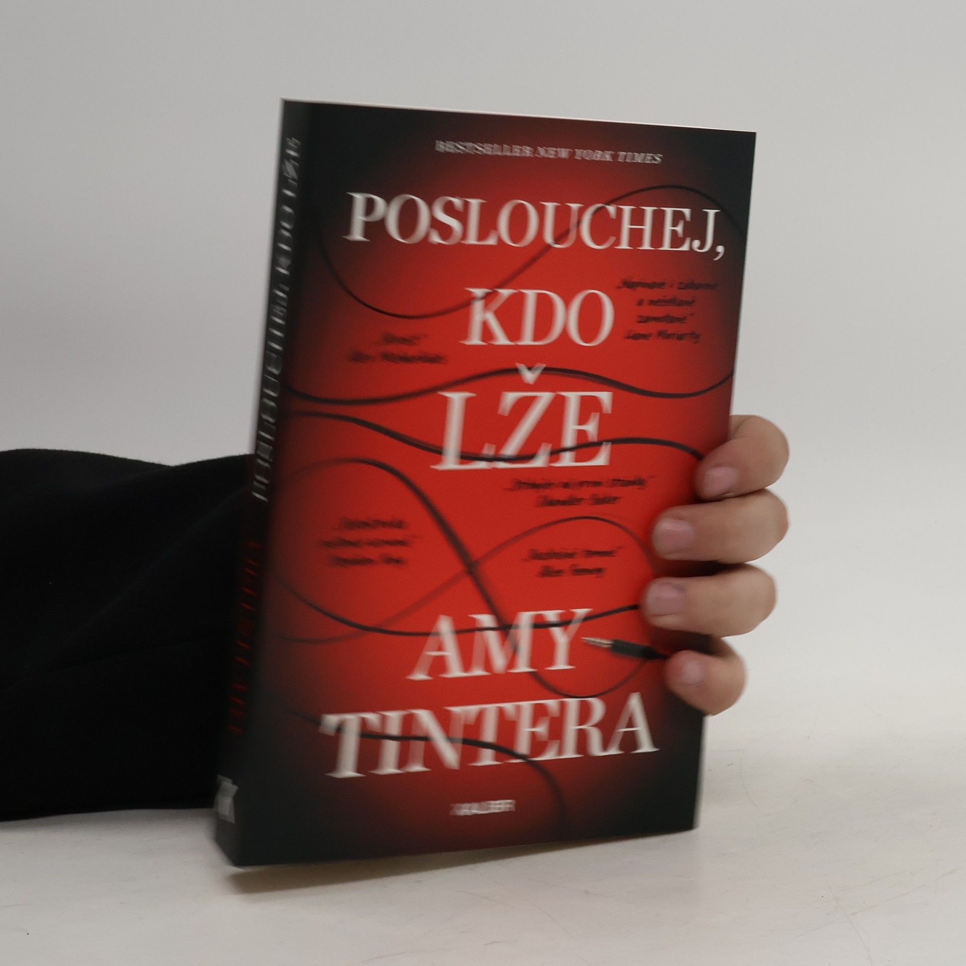 Amy Tintera Poslouchej, kdo lže
