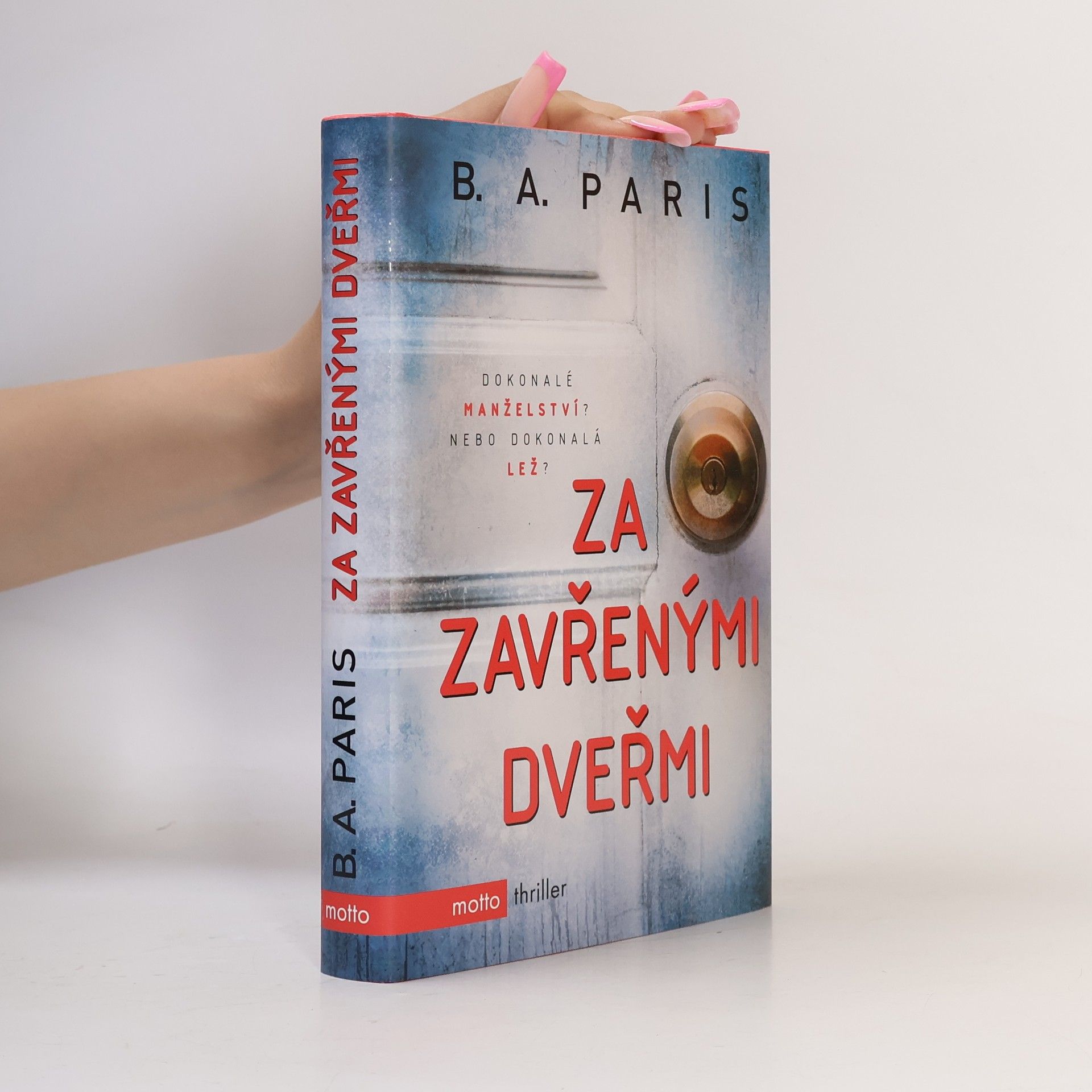 B.A. Paris Za zavřenými dveřmi