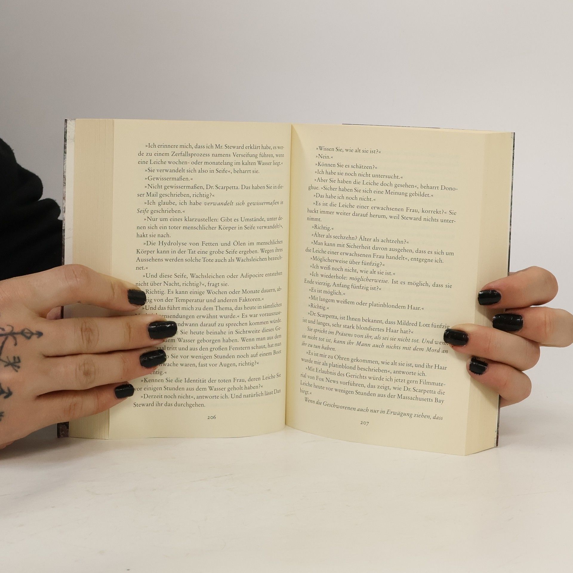 Patricia Cornwell Knochenbett. Ein Kay-Scarpetta-Roman. Mit Kurzporträts der Serienhelden im Anhang
