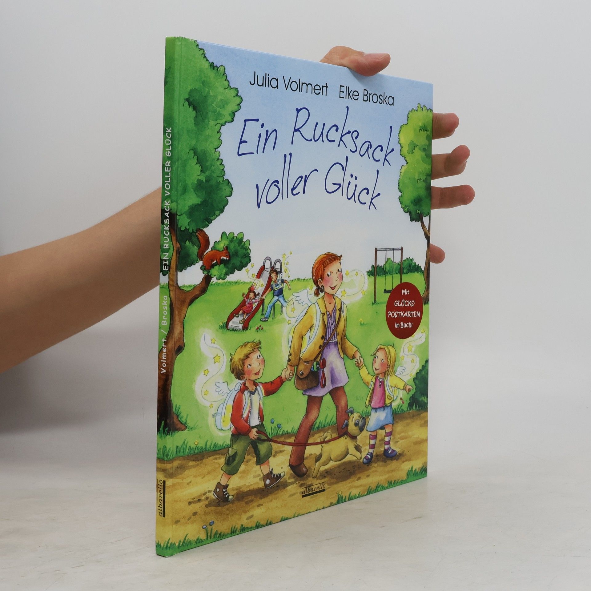 Ein Rucksack voller Glück: Mit Glücks-Postkarten im Buch