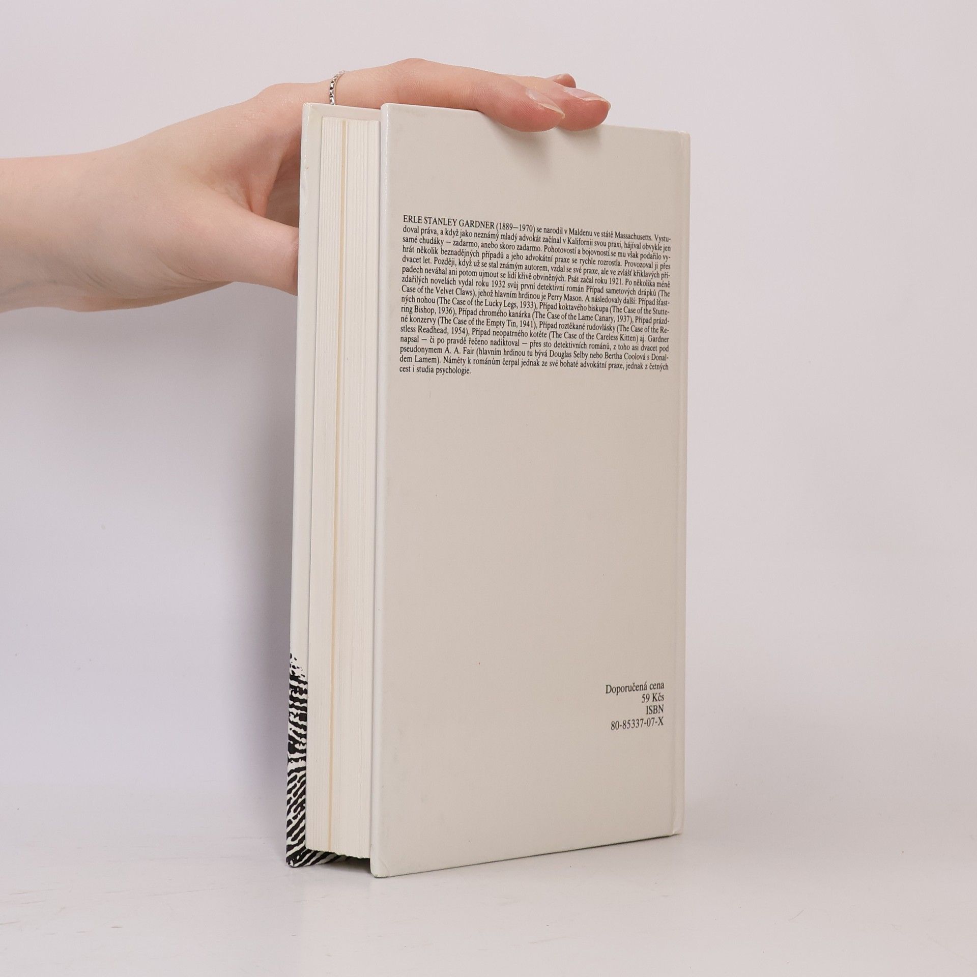 Erle Stanley Gardner Případ sametových drápků a Zamilované tety