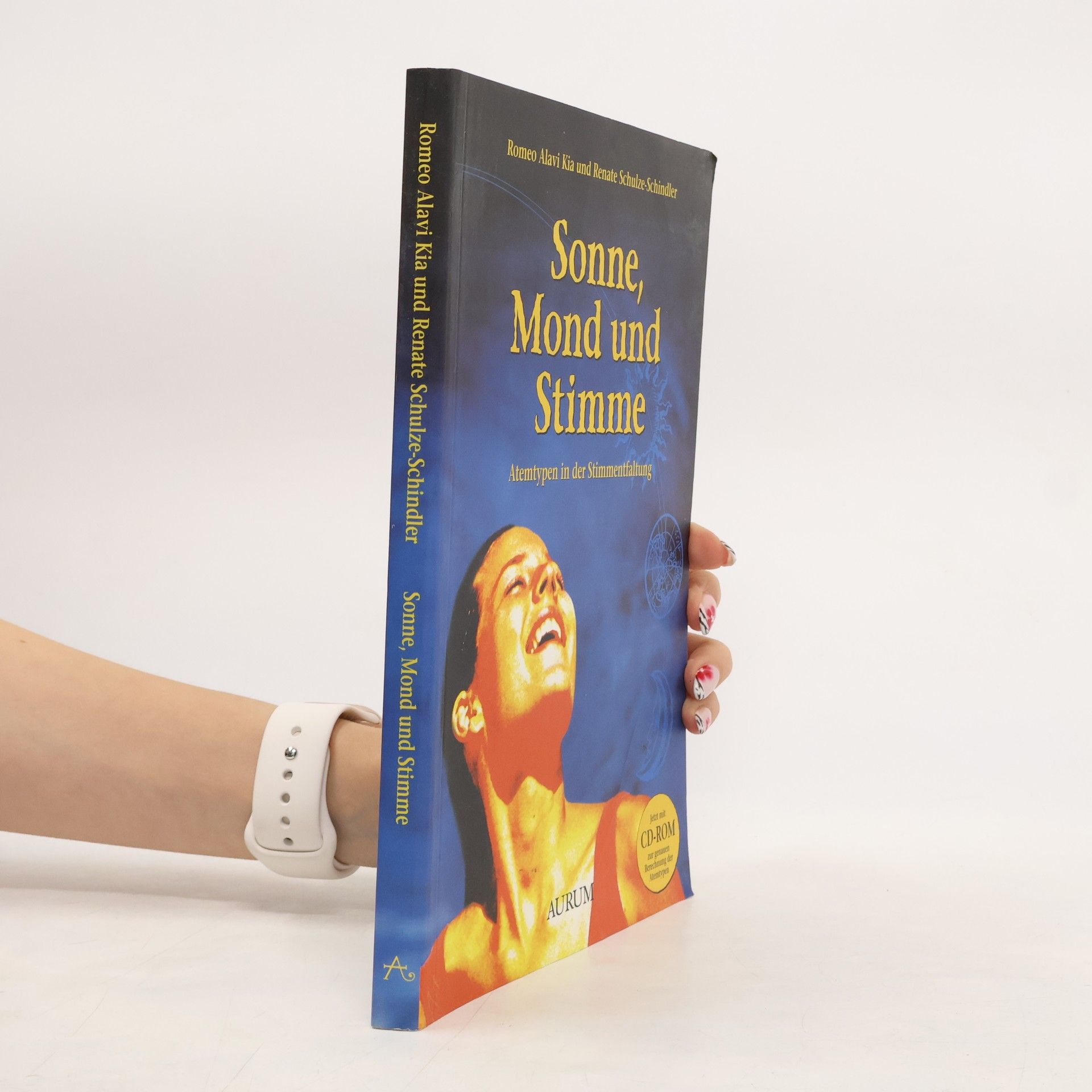 Romeo Alavi Kia Sonne, Mond und Stimme