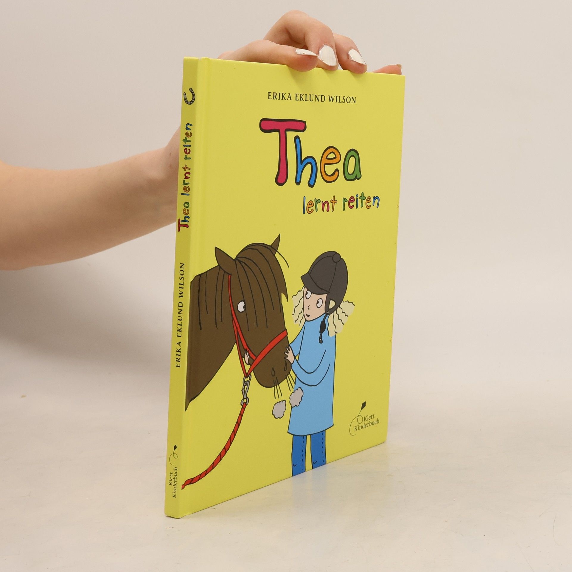 Thea lernt reiten
