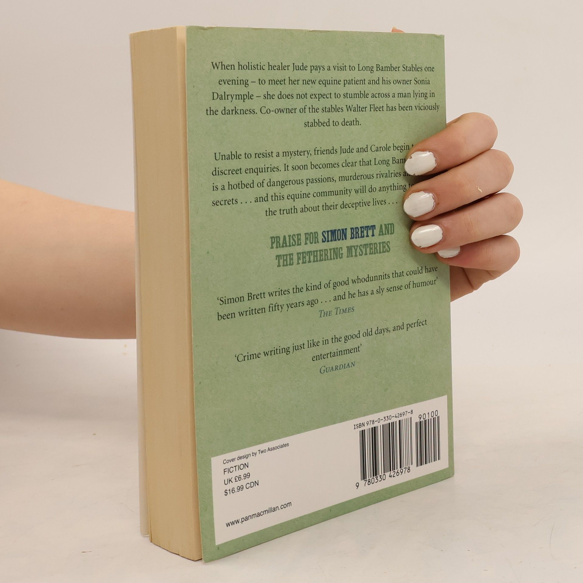 Simon Brett The Fethering Mysteries: The Stabbing in the Stables