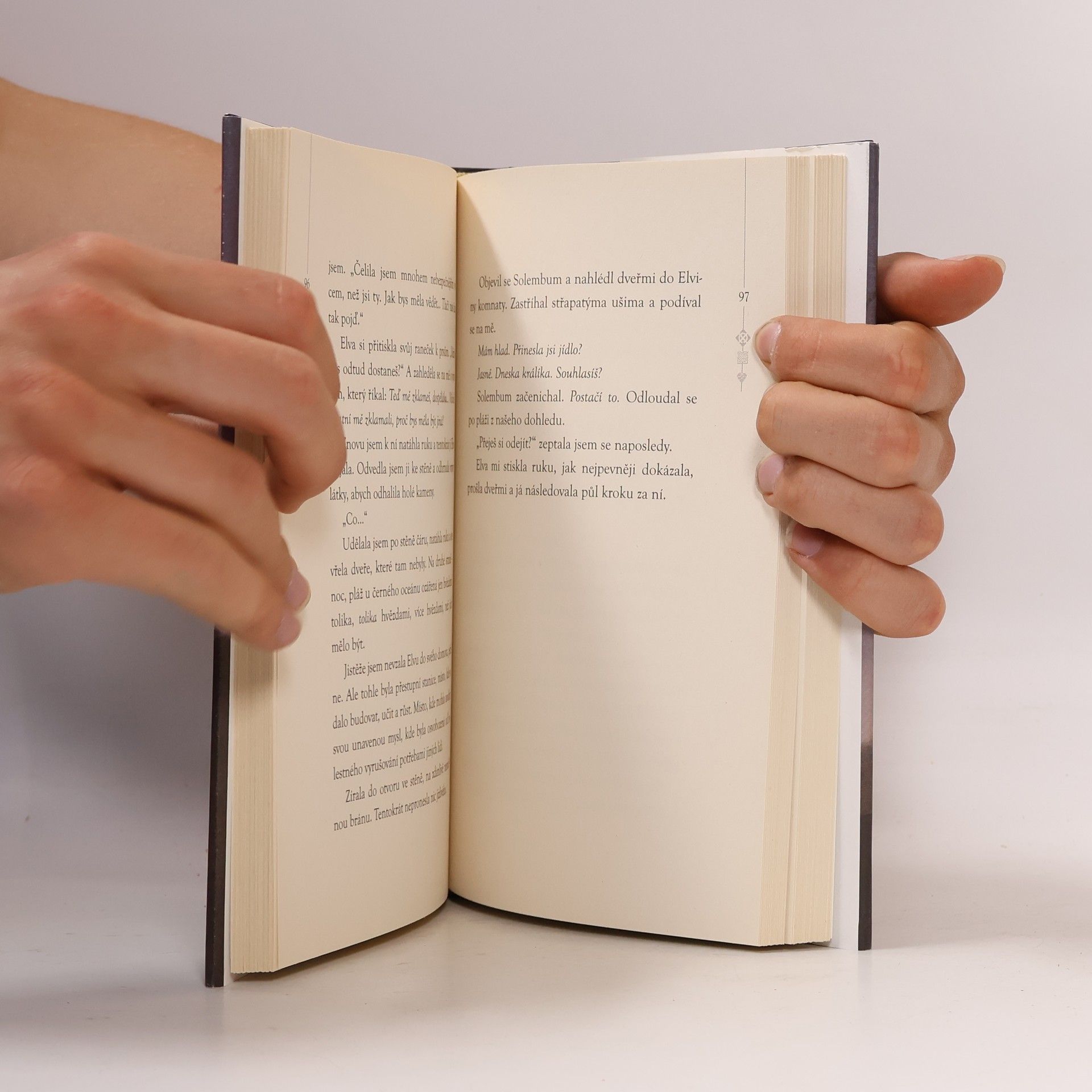 Christopher Paolini Poutník, čarodějnice a červ - Příběhy z Alagaësie I.