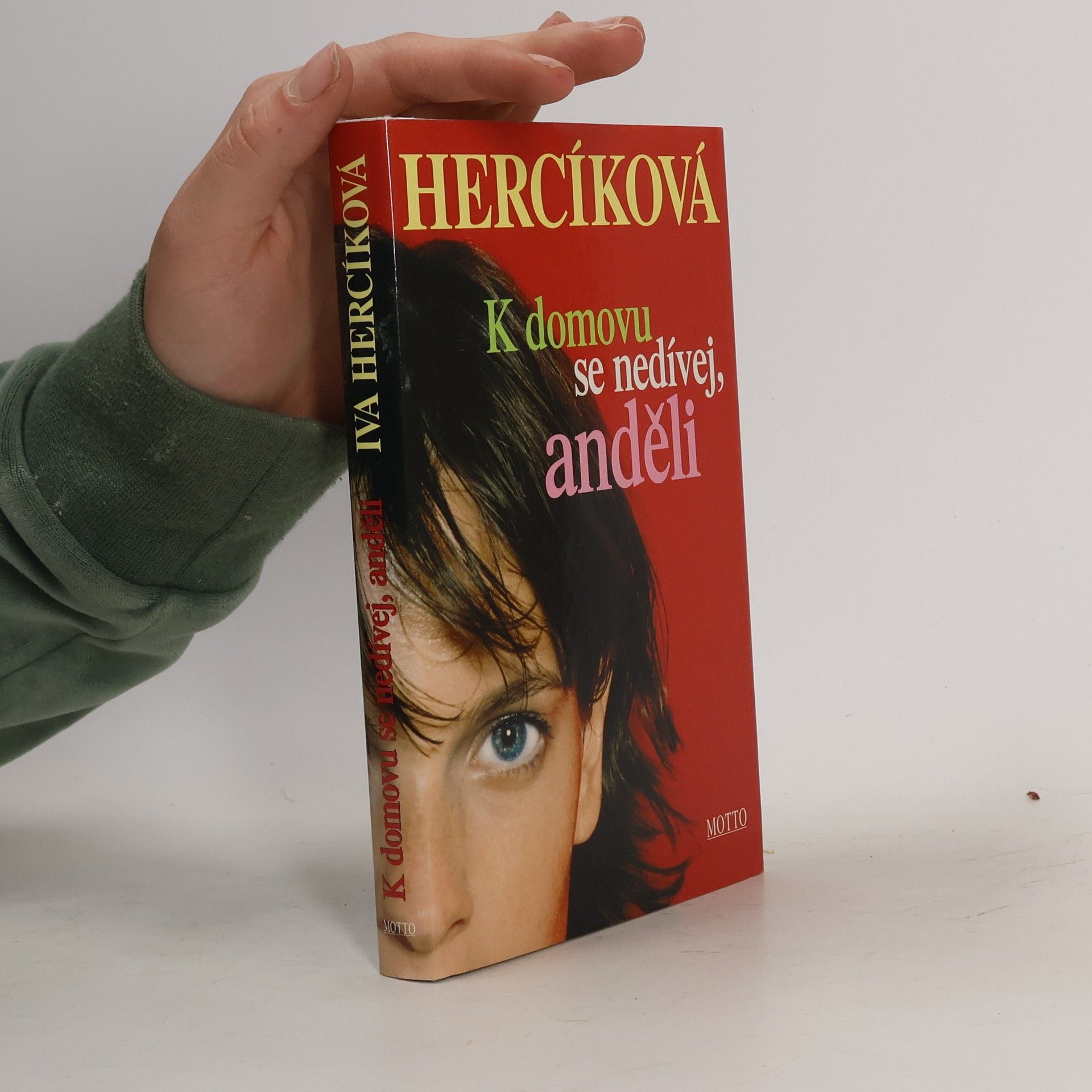 Iva Hercíková K domovu se nedívej, anděli