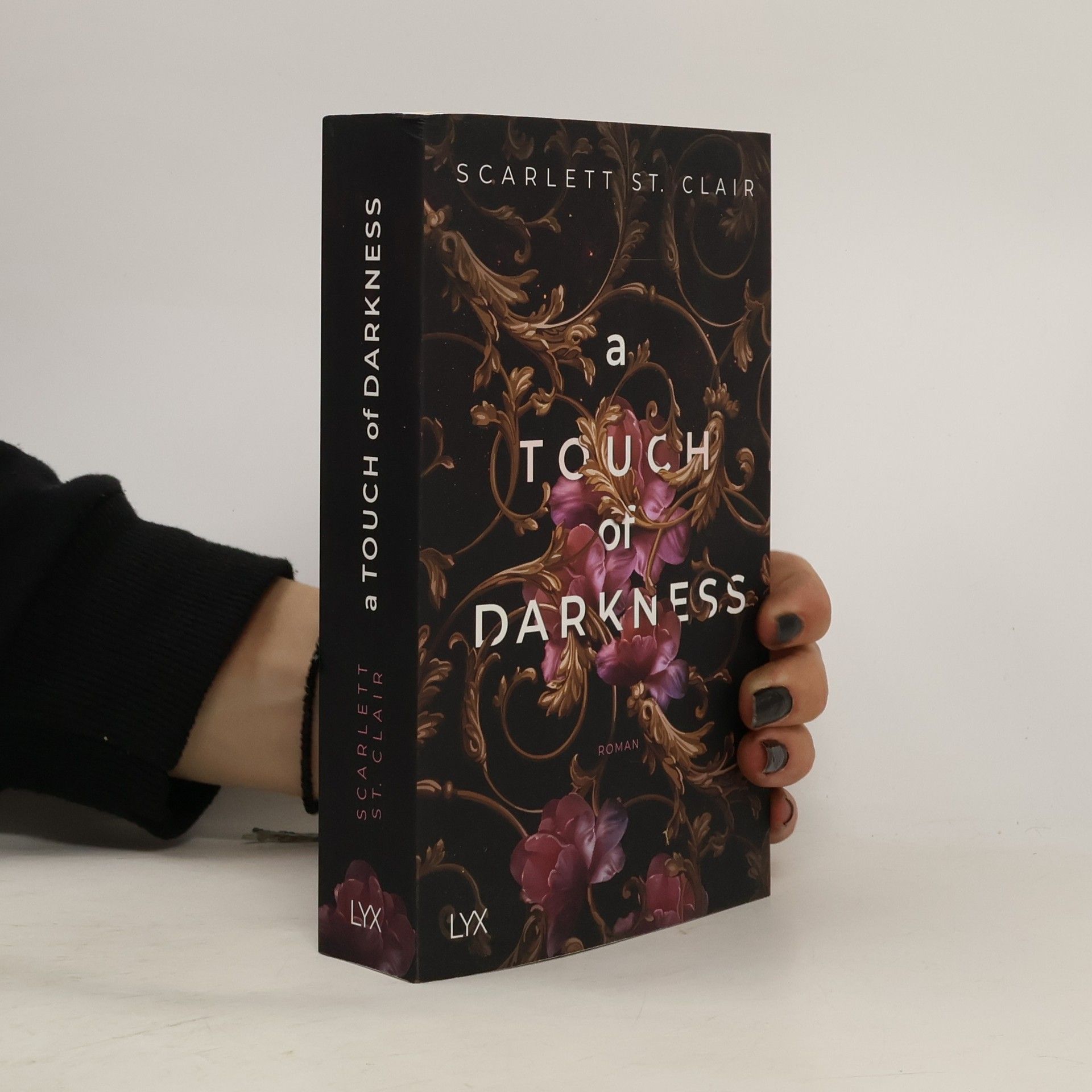 Scarlett St. Clair A Touch of Darkness