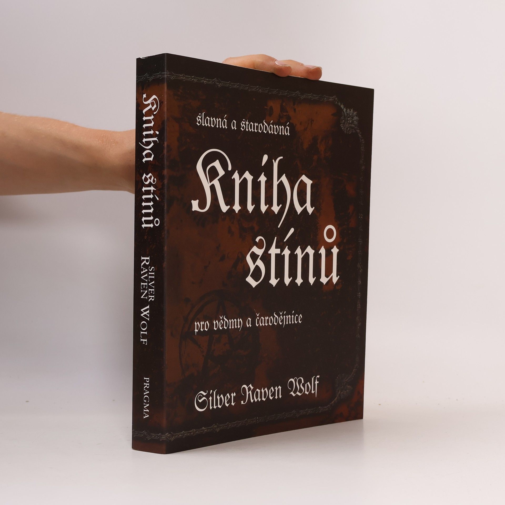 Silver RavenWolf Slavná a starodávná kniha stínů pro vědmy a čarodějnice