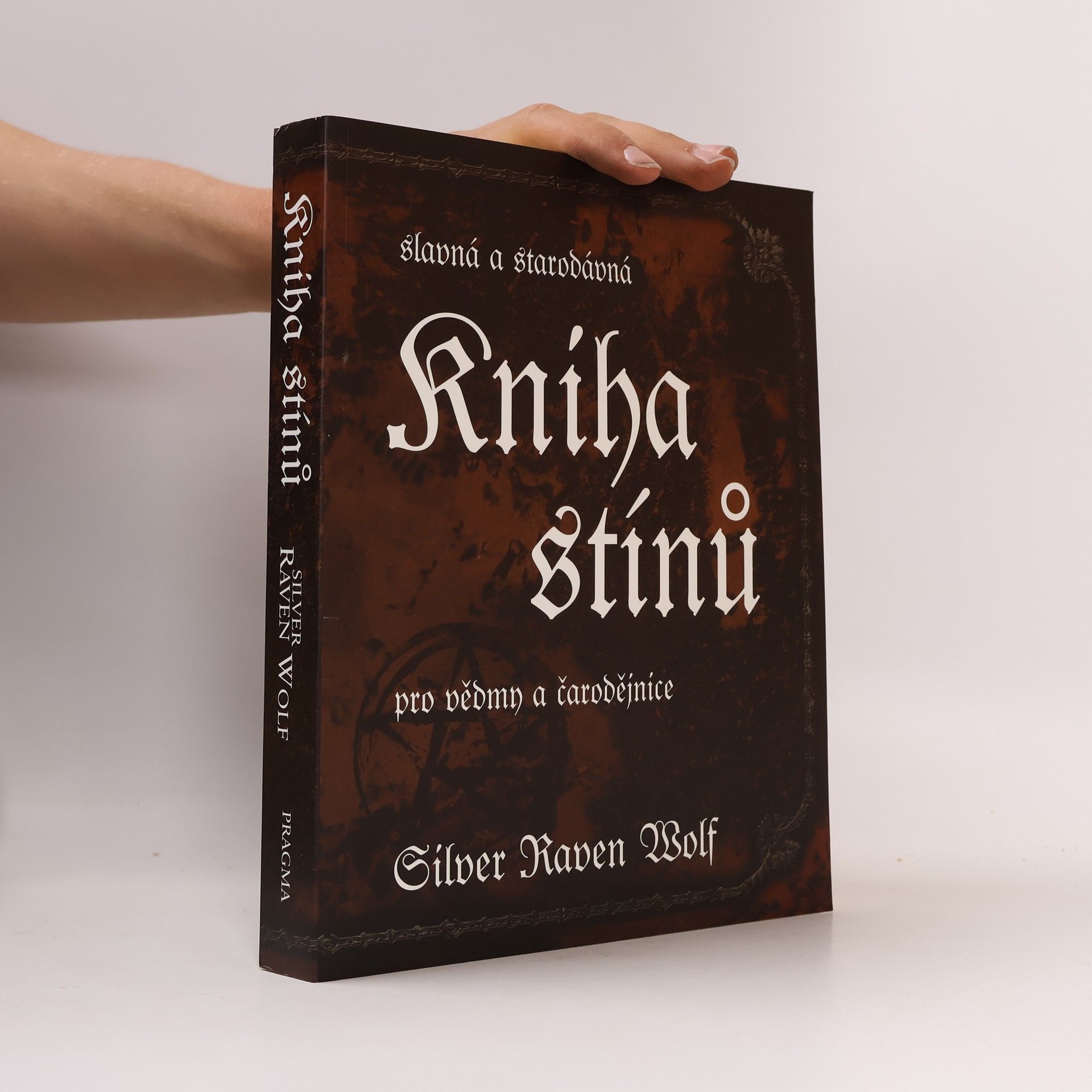 Silver RavenWolf Slavná a starodávná kniha stínů pro vědmy a čarodějnice