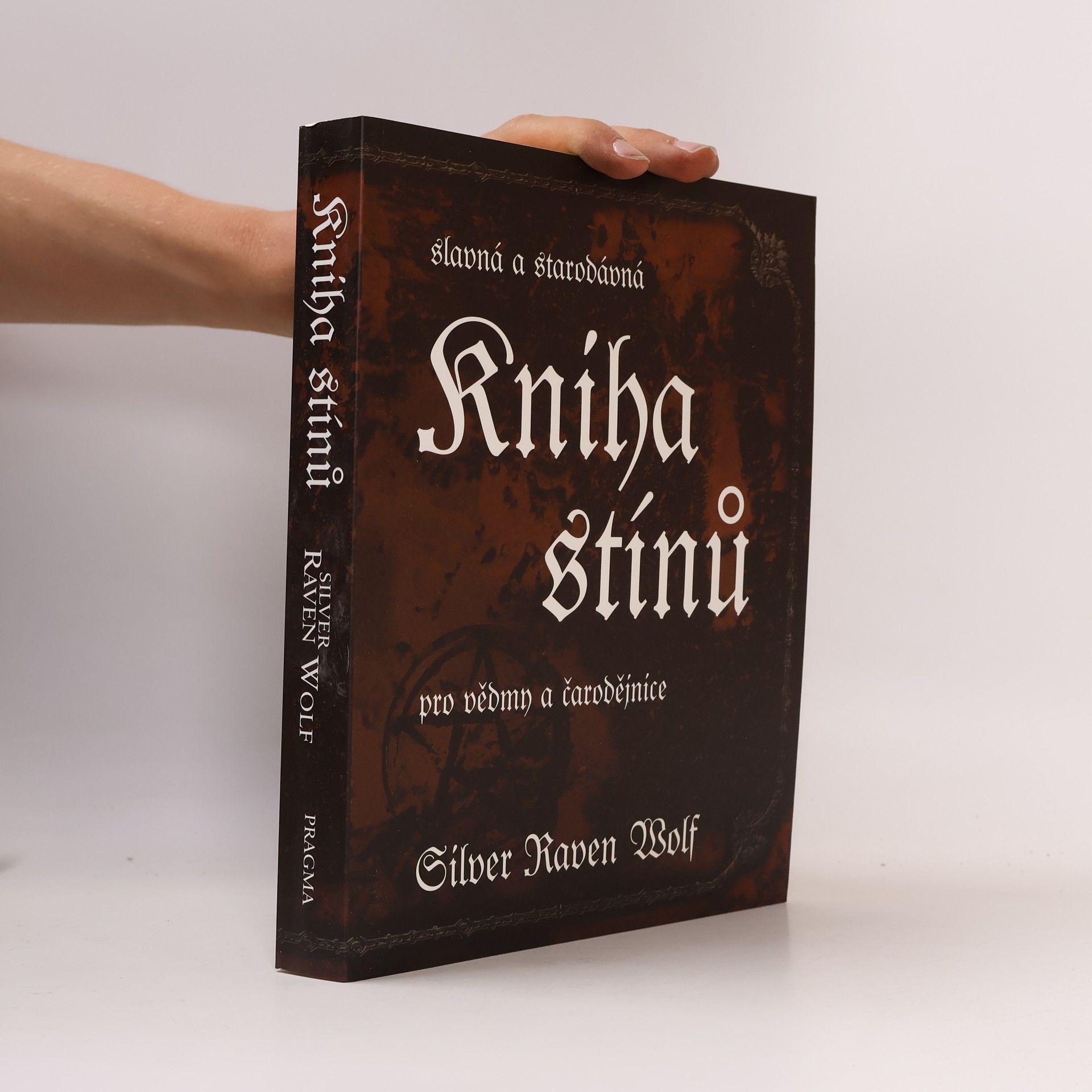 Silver RavenWolf Slavná a starodávná kniha stínů pro vědmy a čarodějnice