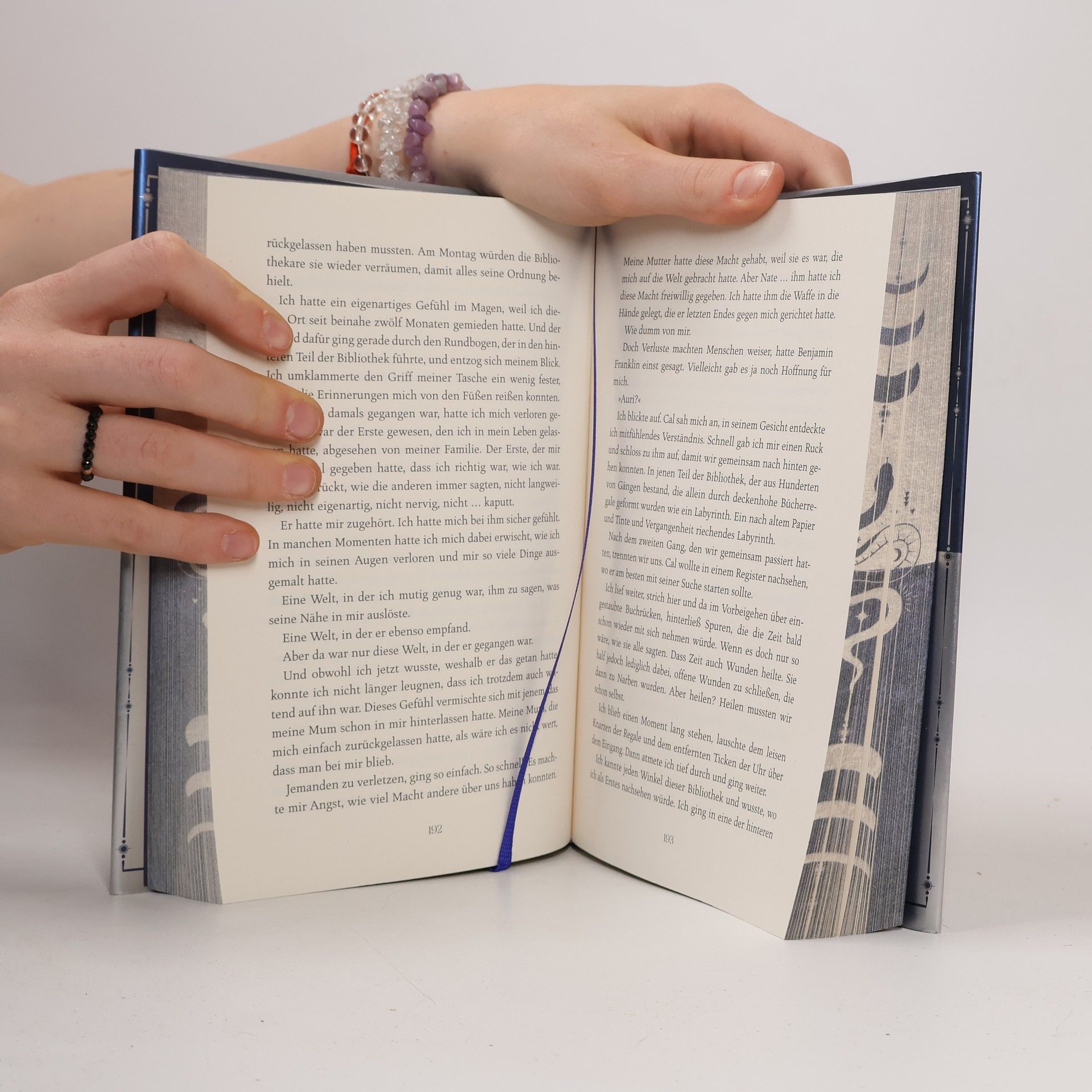 Beril Kehribar School of Darkness - 1: Where the Night Falls: Schmuckausgabe mit Lesebändchen und limitiertem Motiv-Farbschnitt