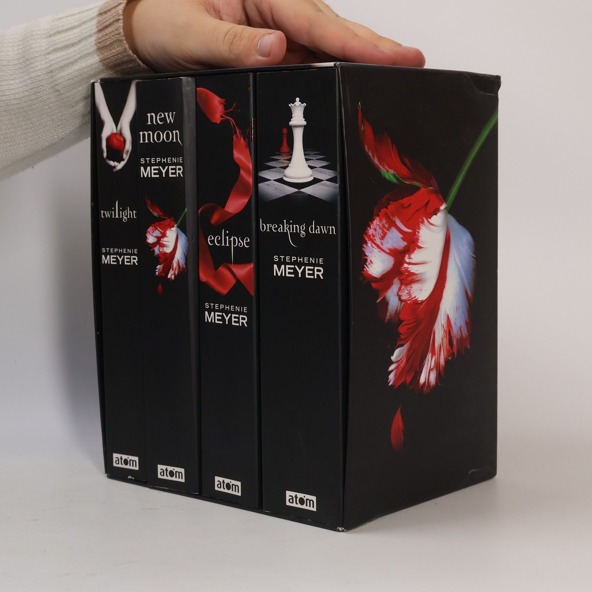 Stephenie Meyer Twilight Saga Box: Twilight. New Moon. Eclipse. Breaking Dawn.