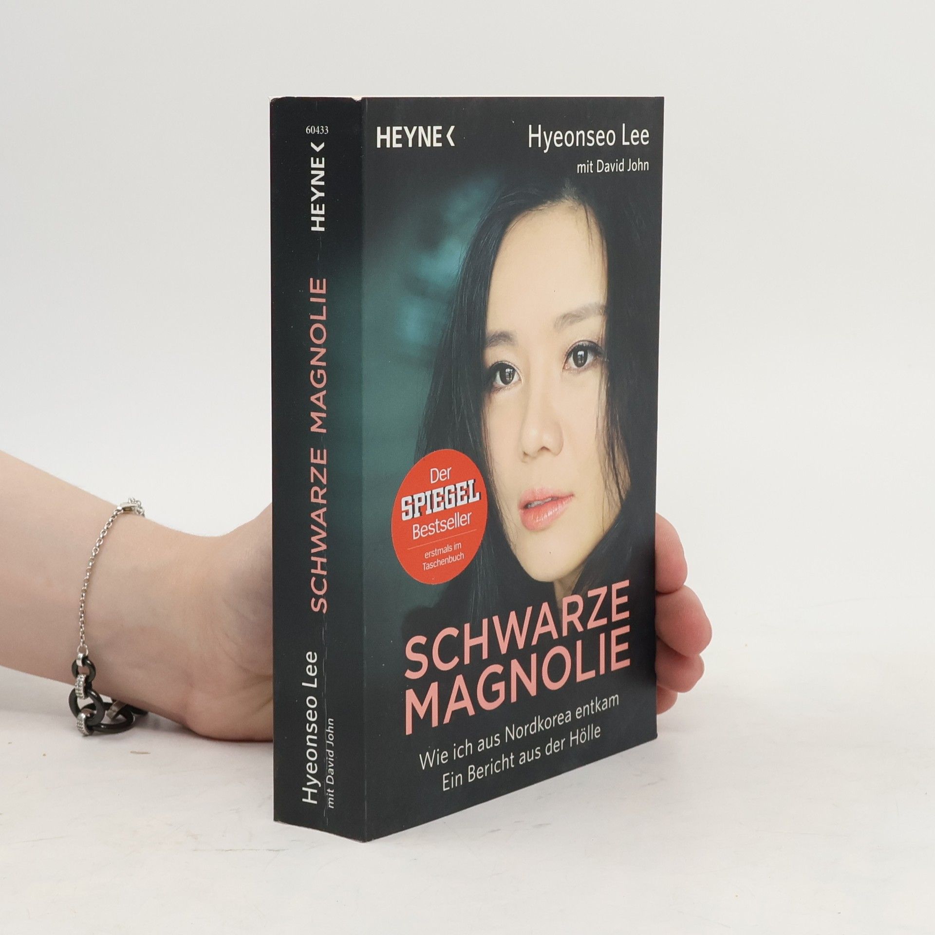 Hyeonseo Lee Schwarze Magnolie
