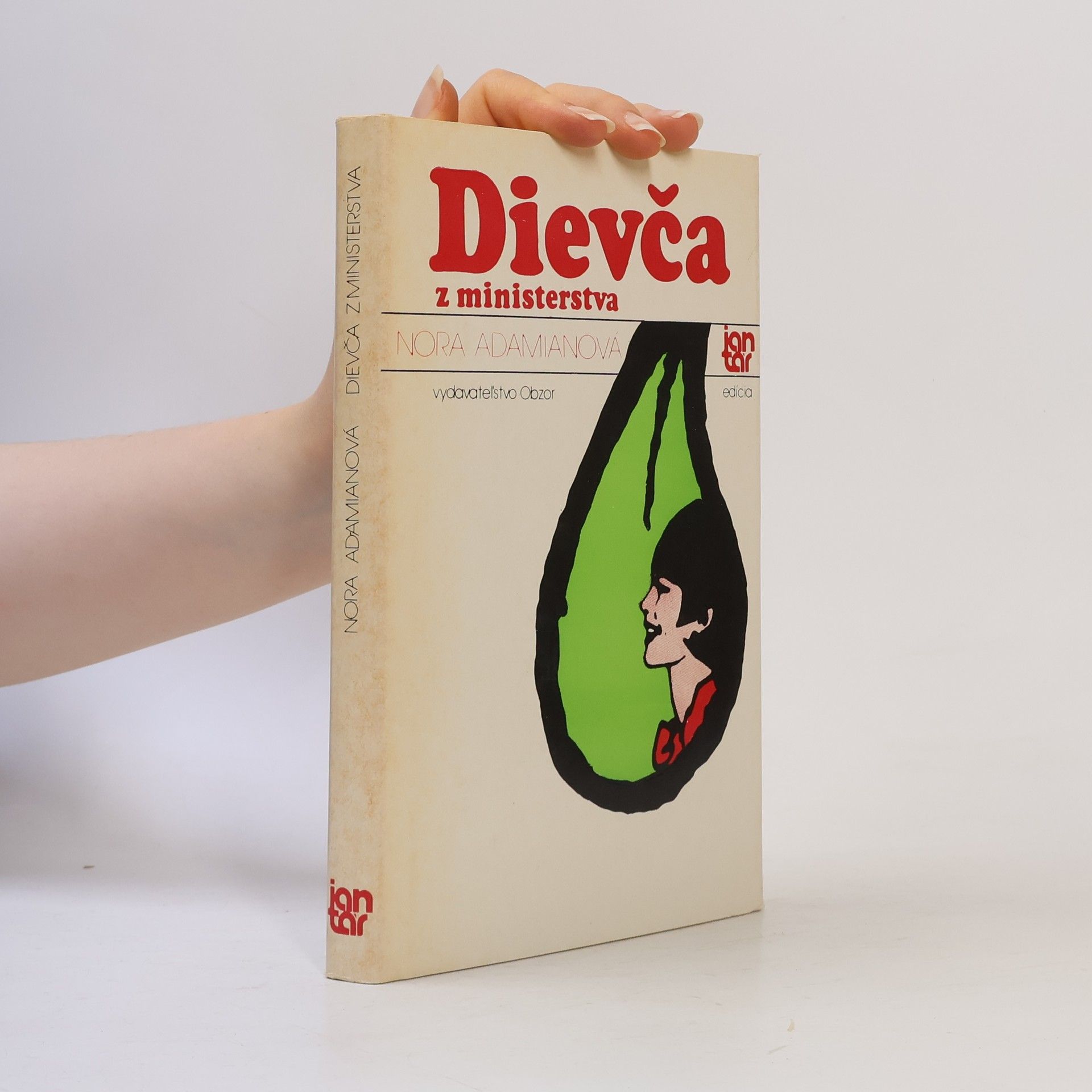 Nora Adamjan Dievča z ministerstva
